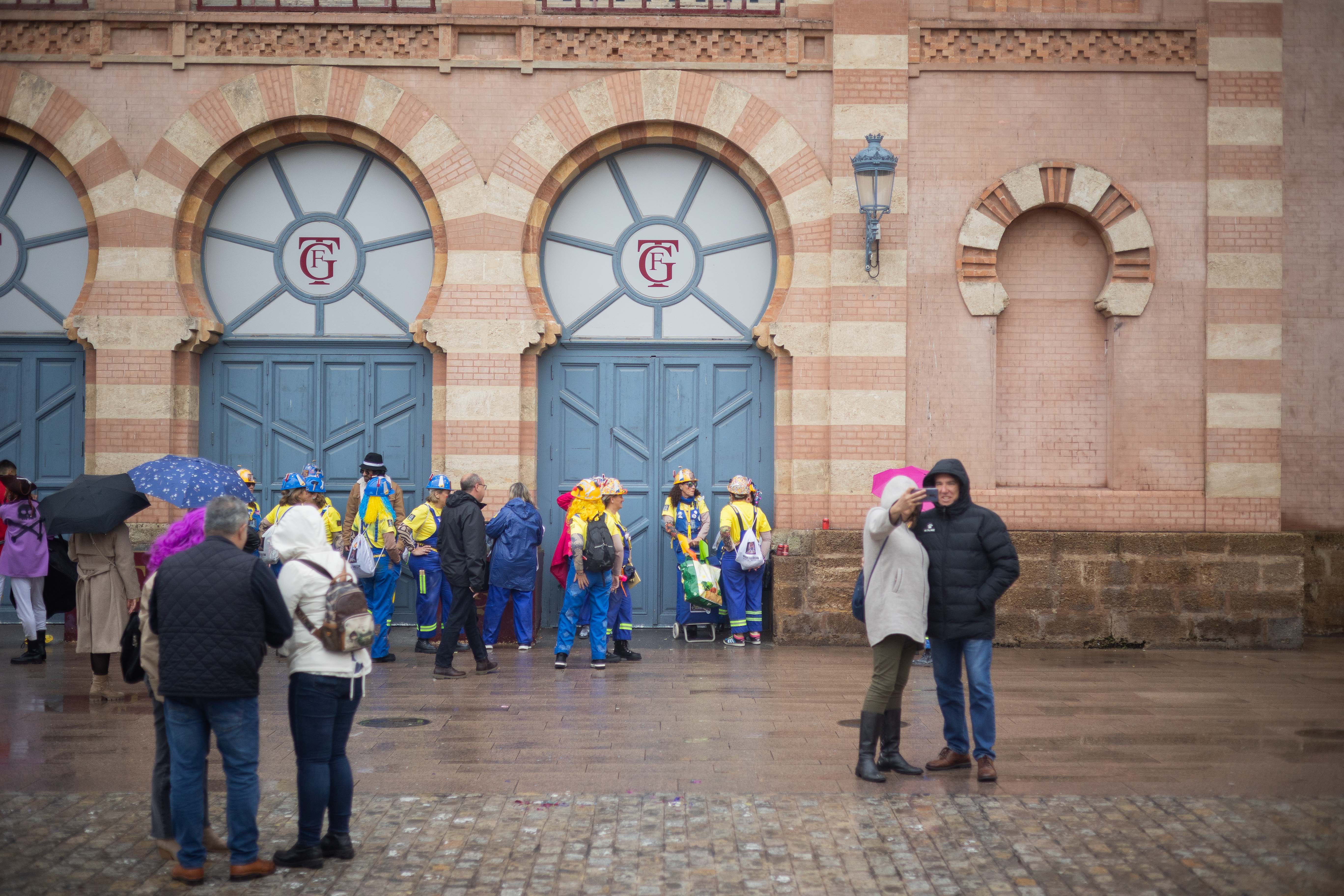 Puerta de entrada en Cádiz del Teatro Falla.   MANU GARCÍA