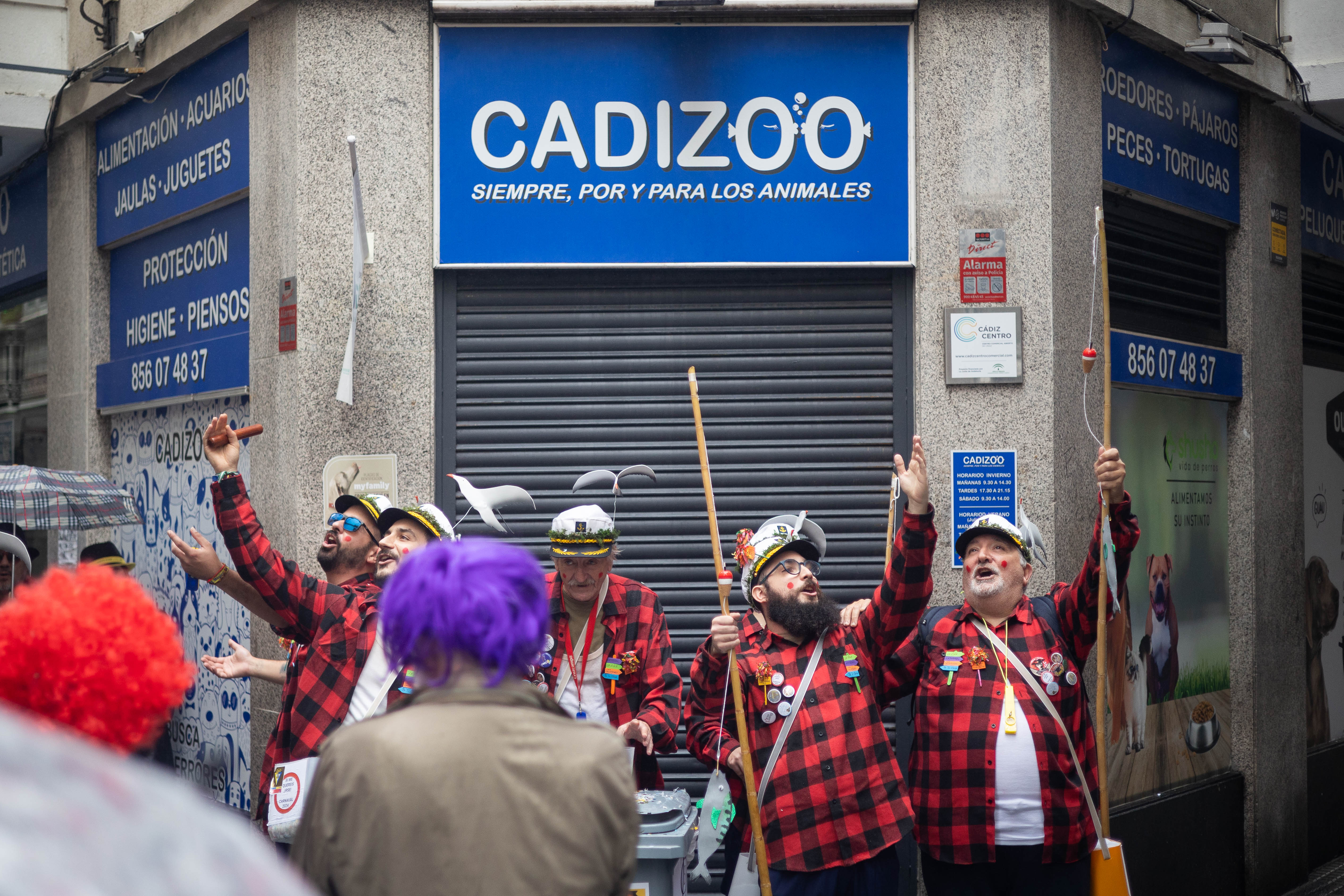 El lunes de carnaval en Cádiz, marcado por la lluvia, en imágenes.