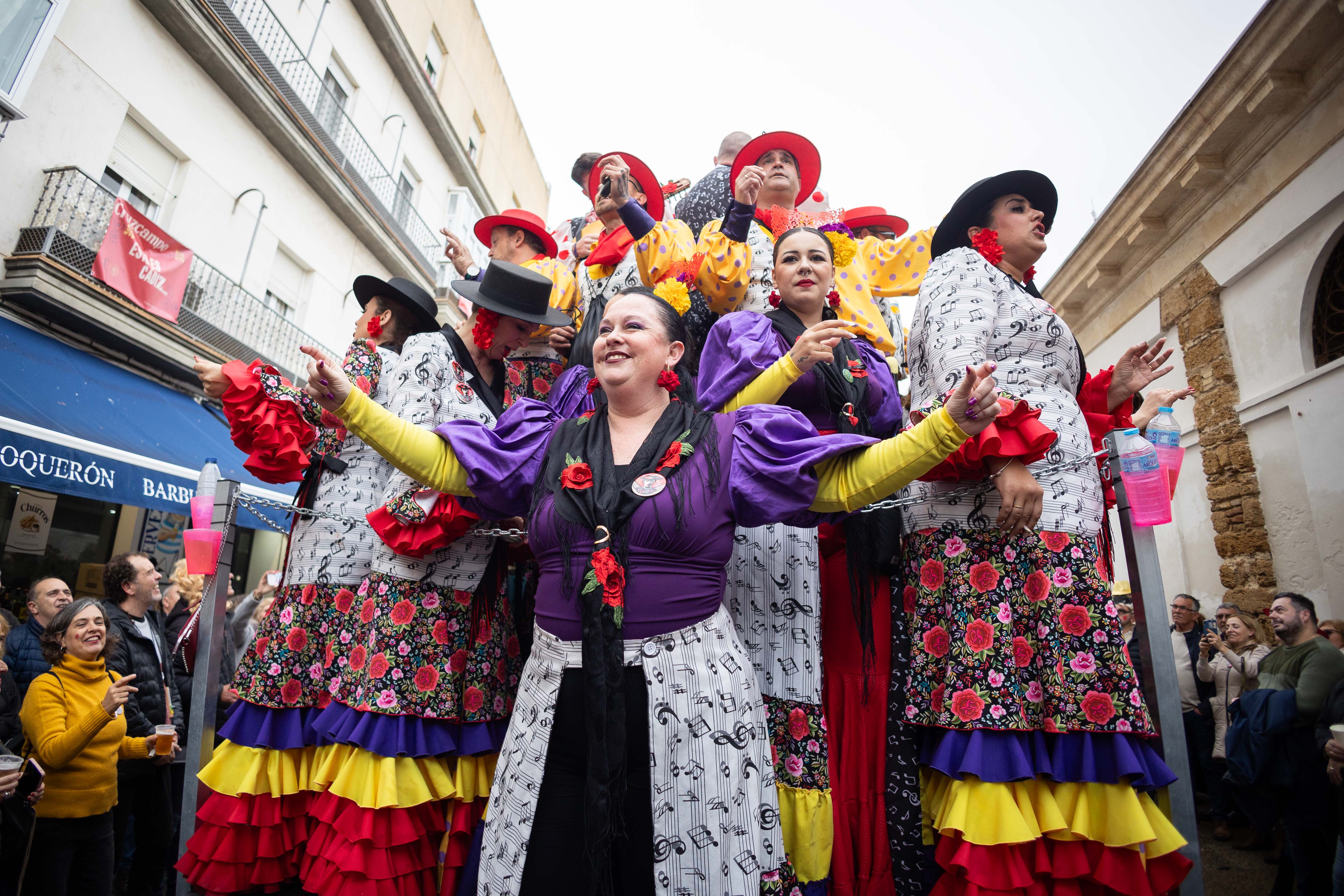 El lunes de carnaval en Cádiz, marcado por la lluvia, en imágenes.