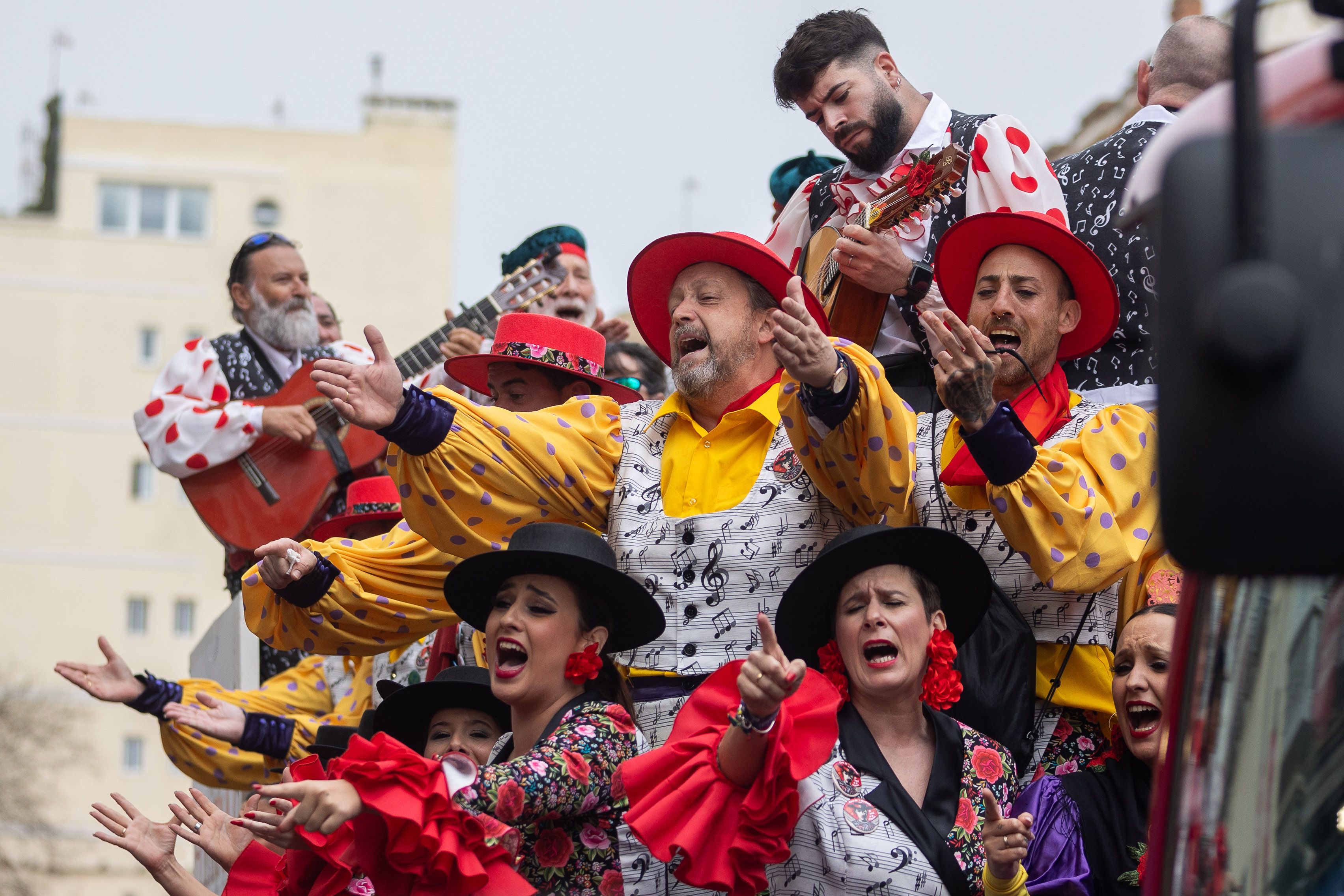 El lunes de carnaval en Cádiz, marcado por la lluvia, en imágenes.