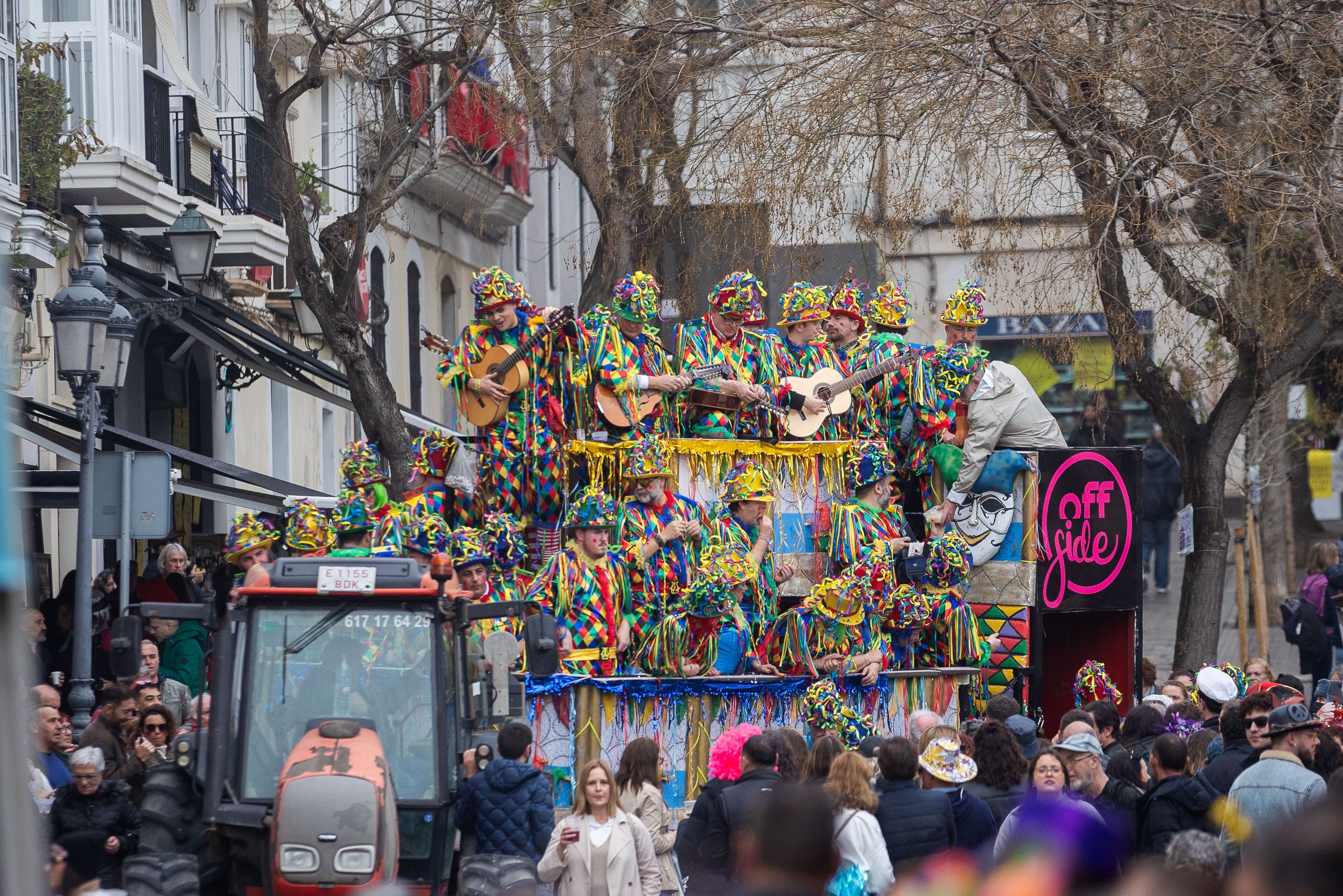 El lunes de carnaval en Cádiz, marcado por la lluvia, en imágenes.