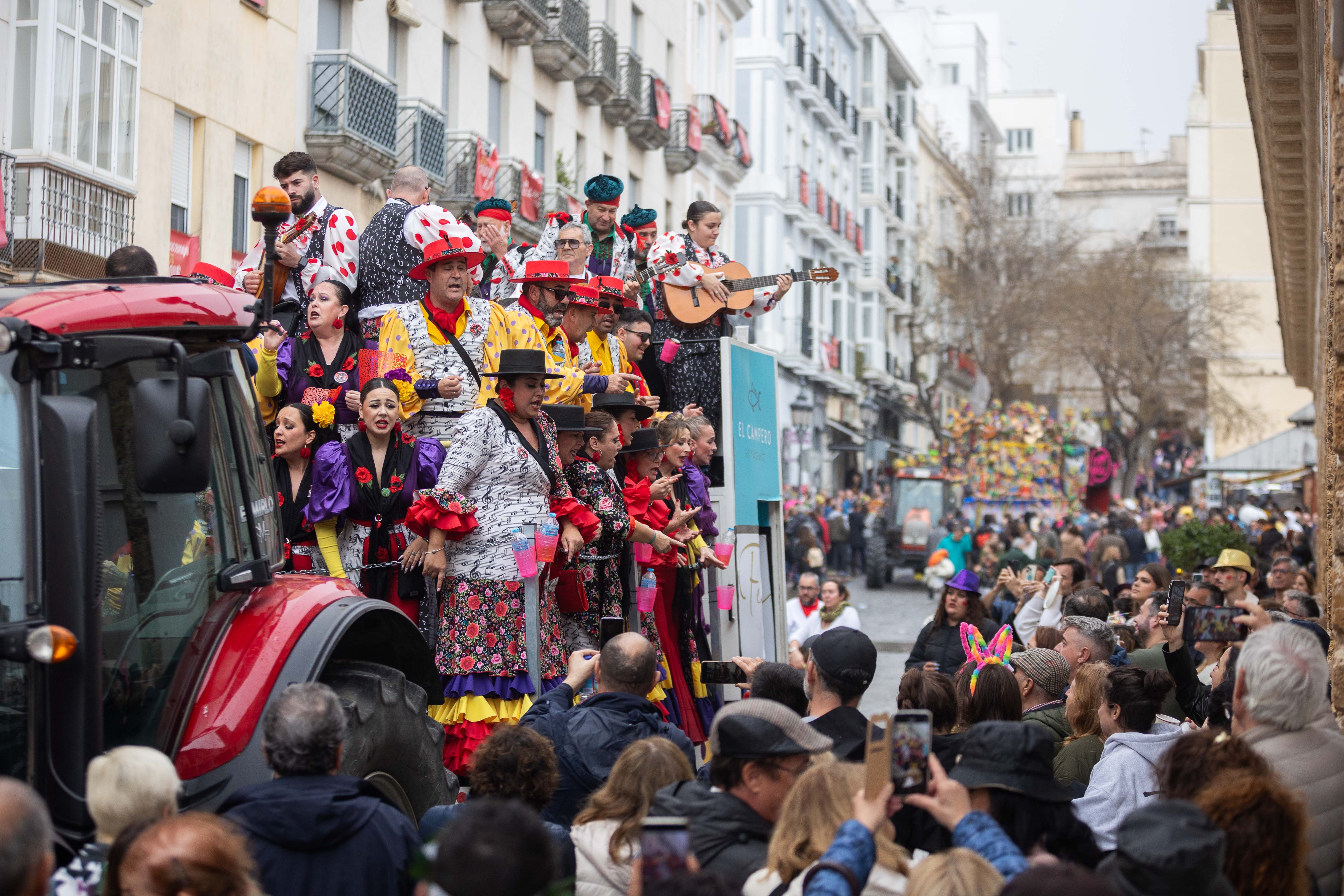 El lunes de carnaval en Cádiz, marcado por la lluvia, en imágenes.