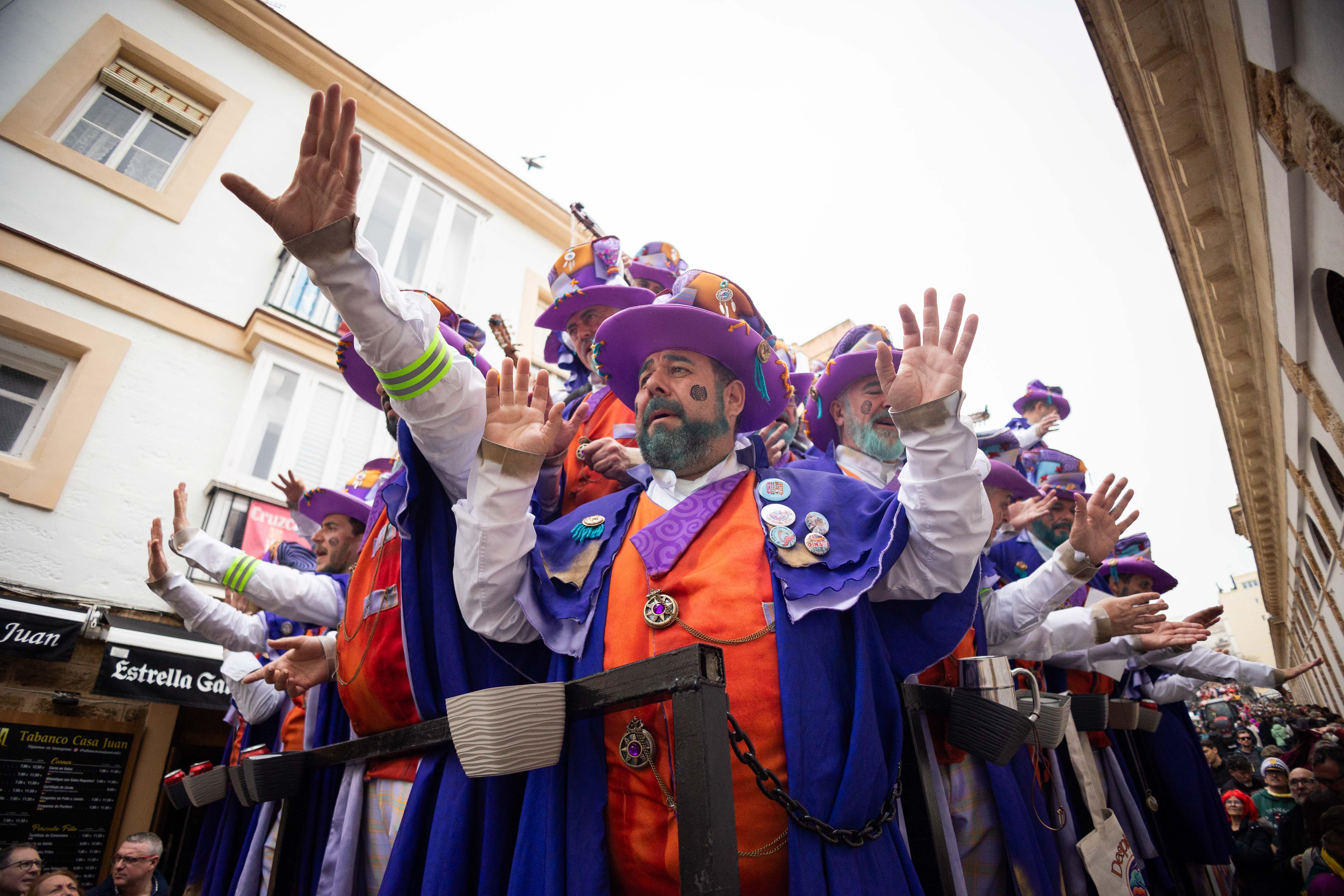 El lunes de carnaval en Cádiz, marcado por la lluvia, en imágenes.
