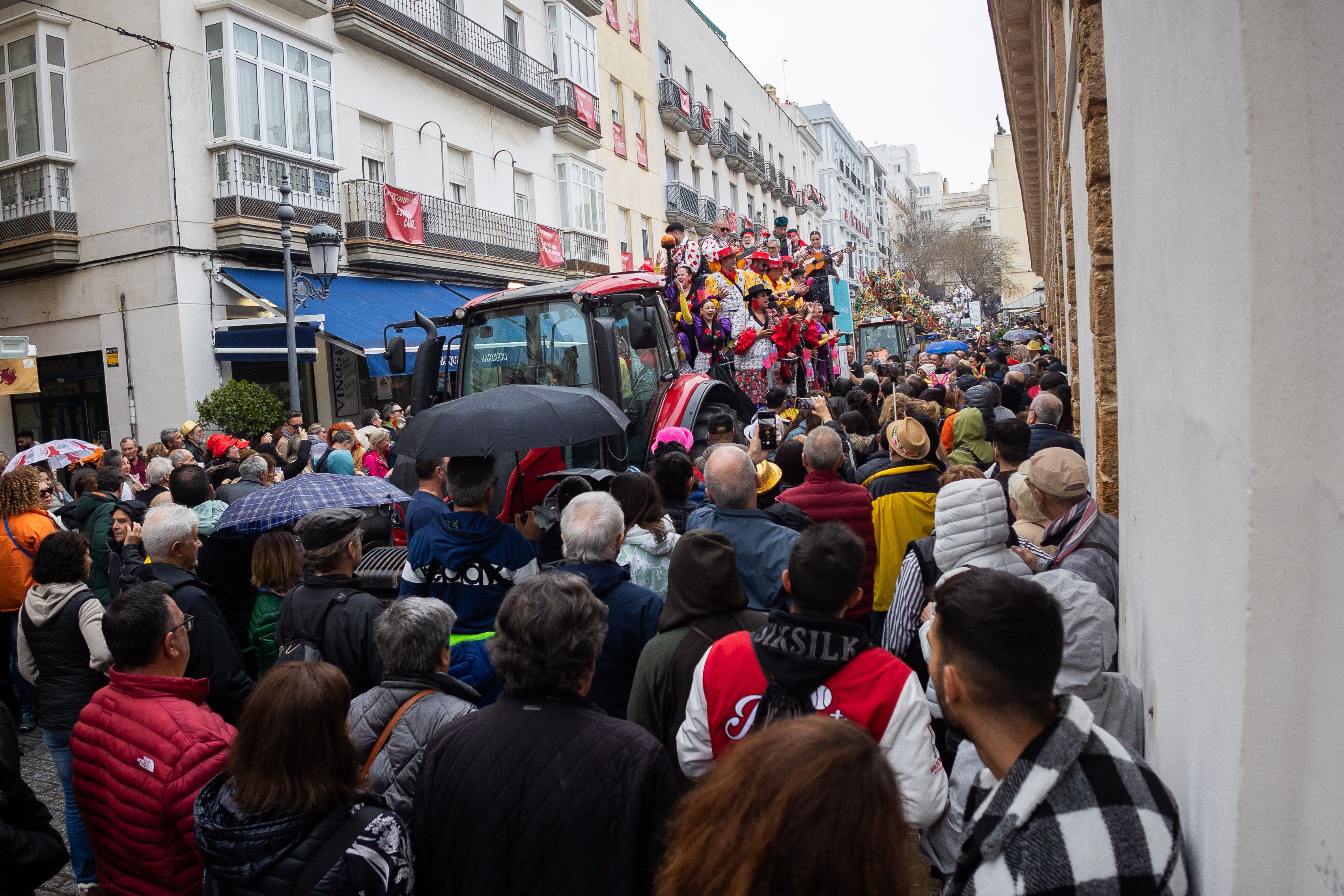 El lunes de carnaval en Cádiz, marcado por la lluvia, en imágenes.
