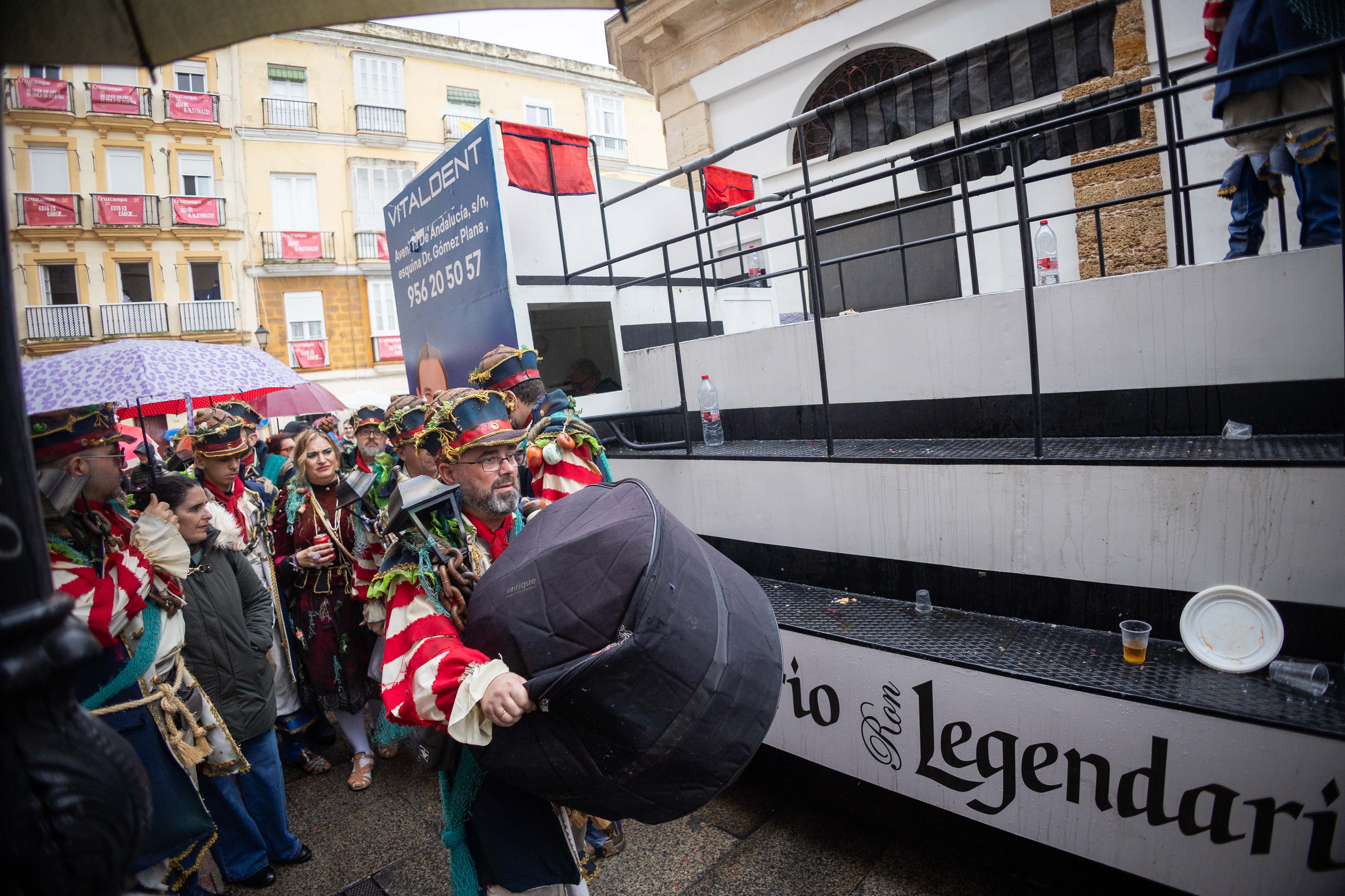 El lunes de carnaval en Cádiz, marcado por la lluvia, en imágenes.