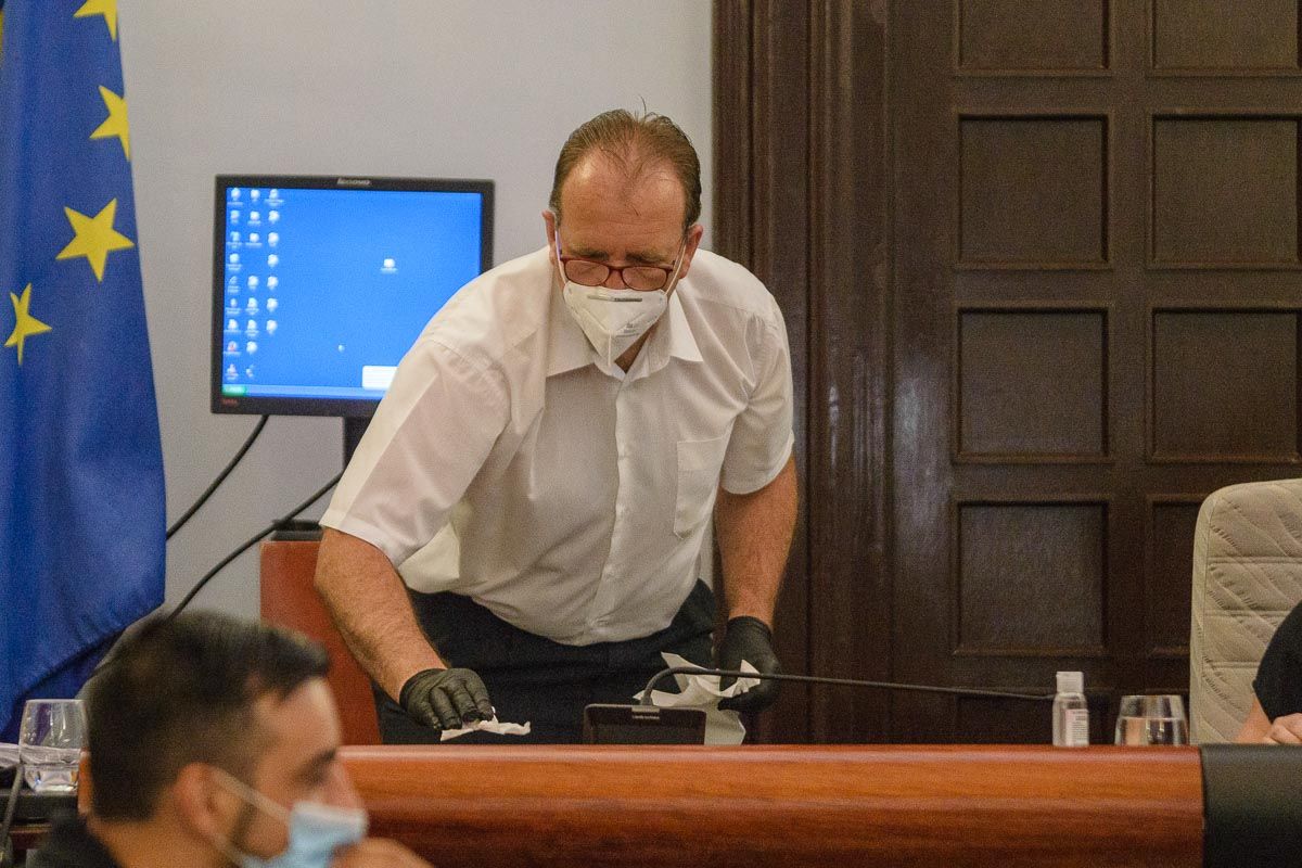 Javier Rosa, en plena desinfección de la presidencia del pleno, este pasado jueves. FOTO: MANU GARCÍA