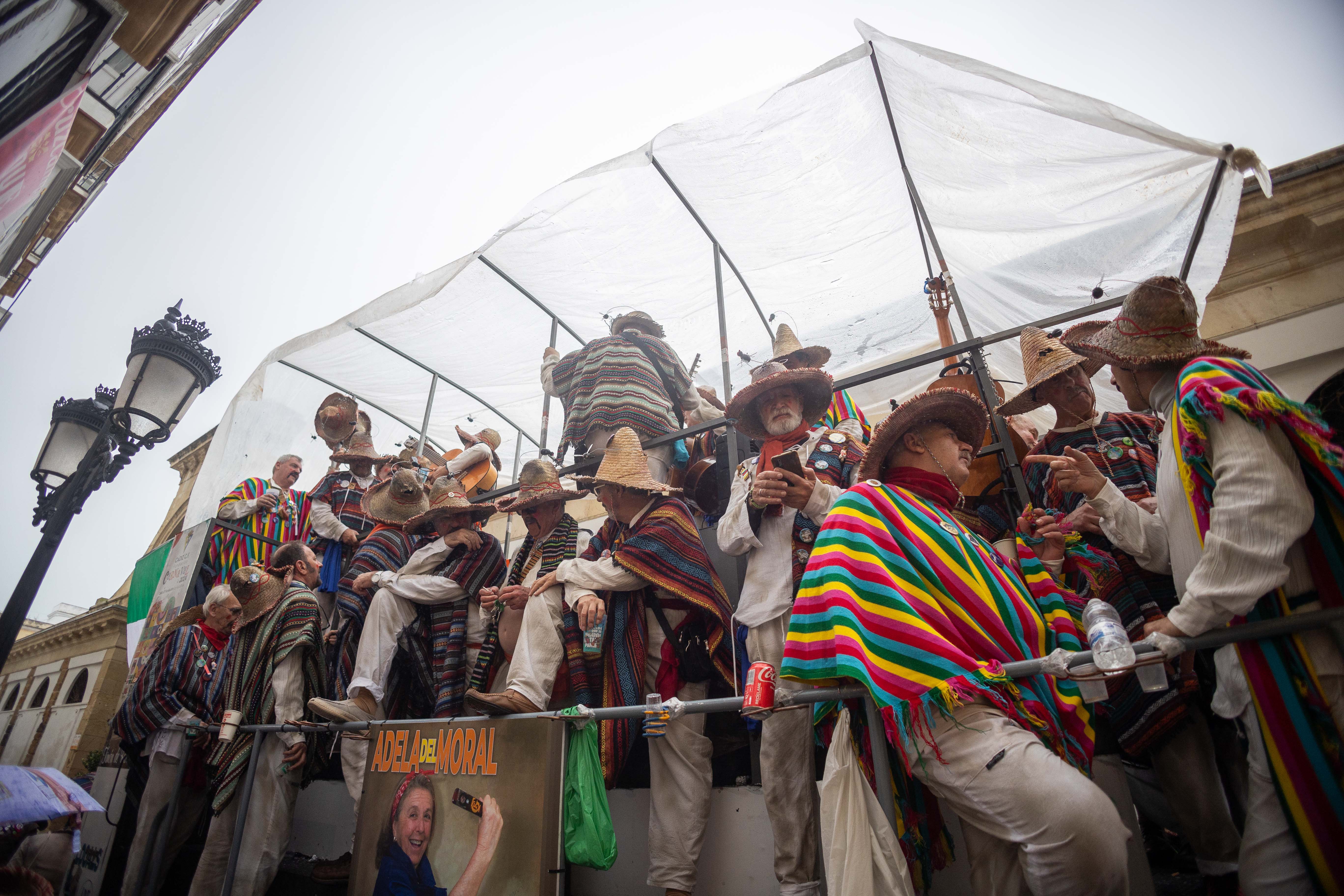 El lunes de carnaval en Cádiz, marcado por la lluvia, en imágenes.