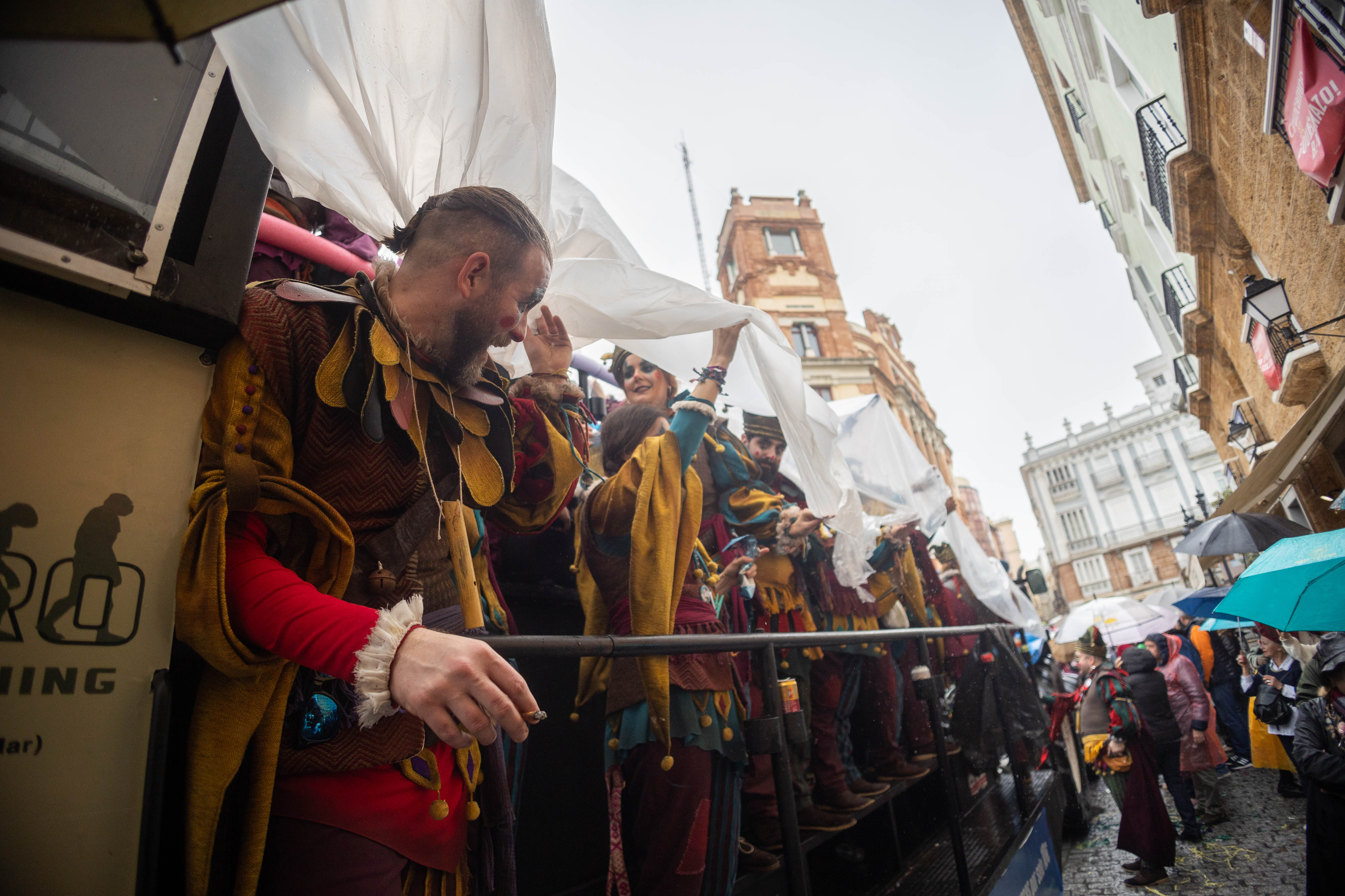 El lunes de carnaval en Cádiz, marcado por la lluvia, en imágenes.