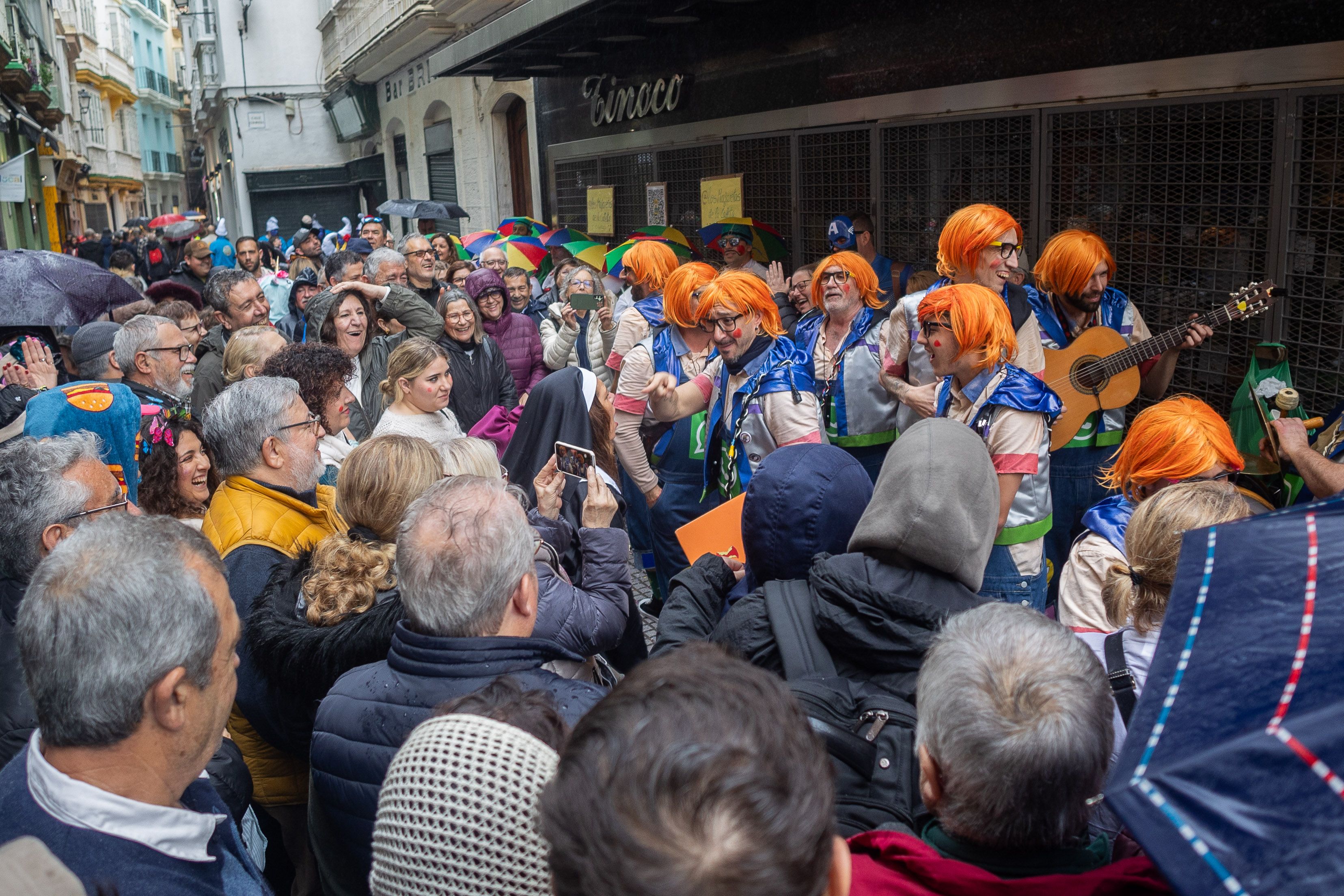 Una chirigota por la calle durante el Carnaval de Cádiz el pasado año.