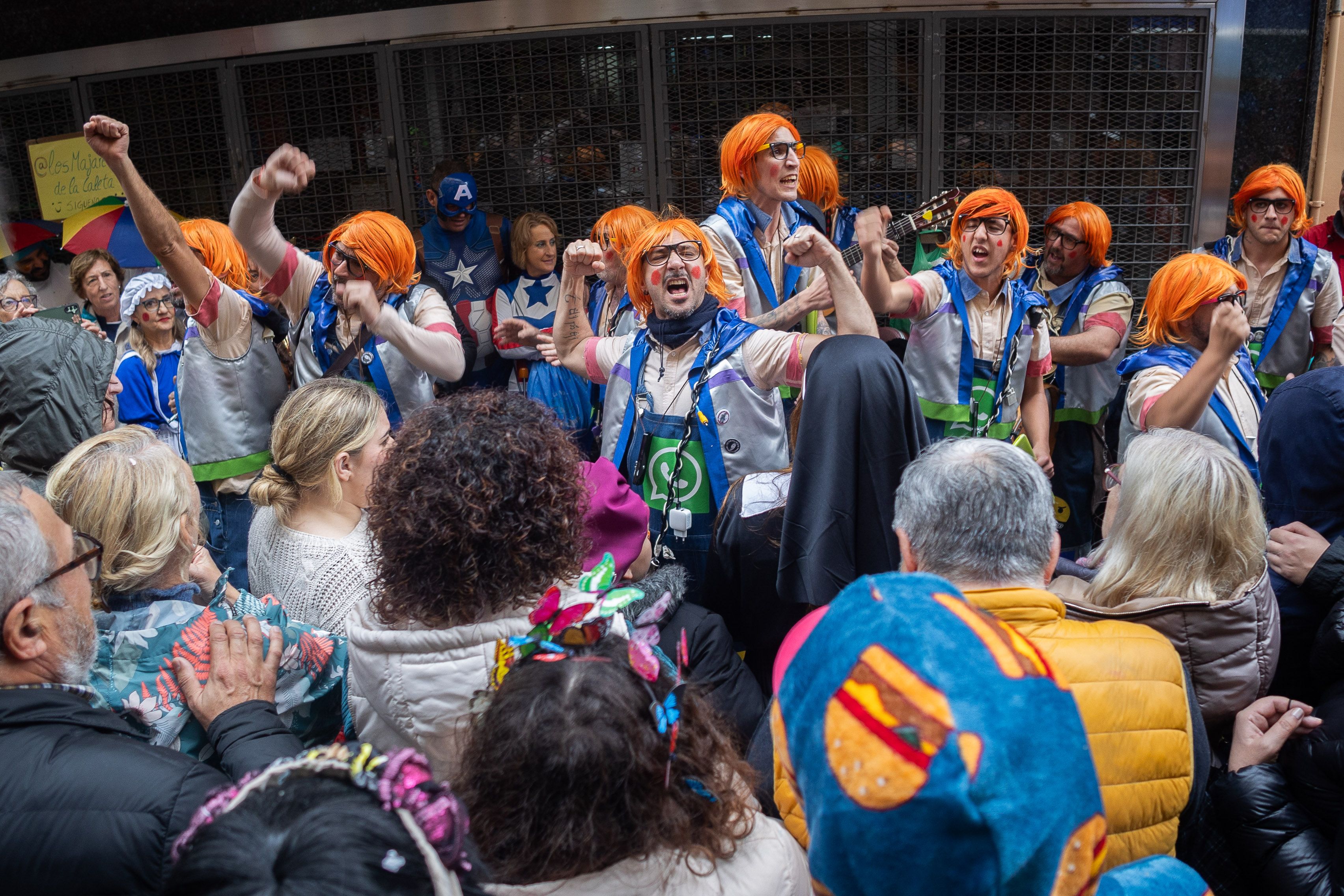 El lunes de carnaval en Cádiz, marcado por la lluvia, en imágenes.