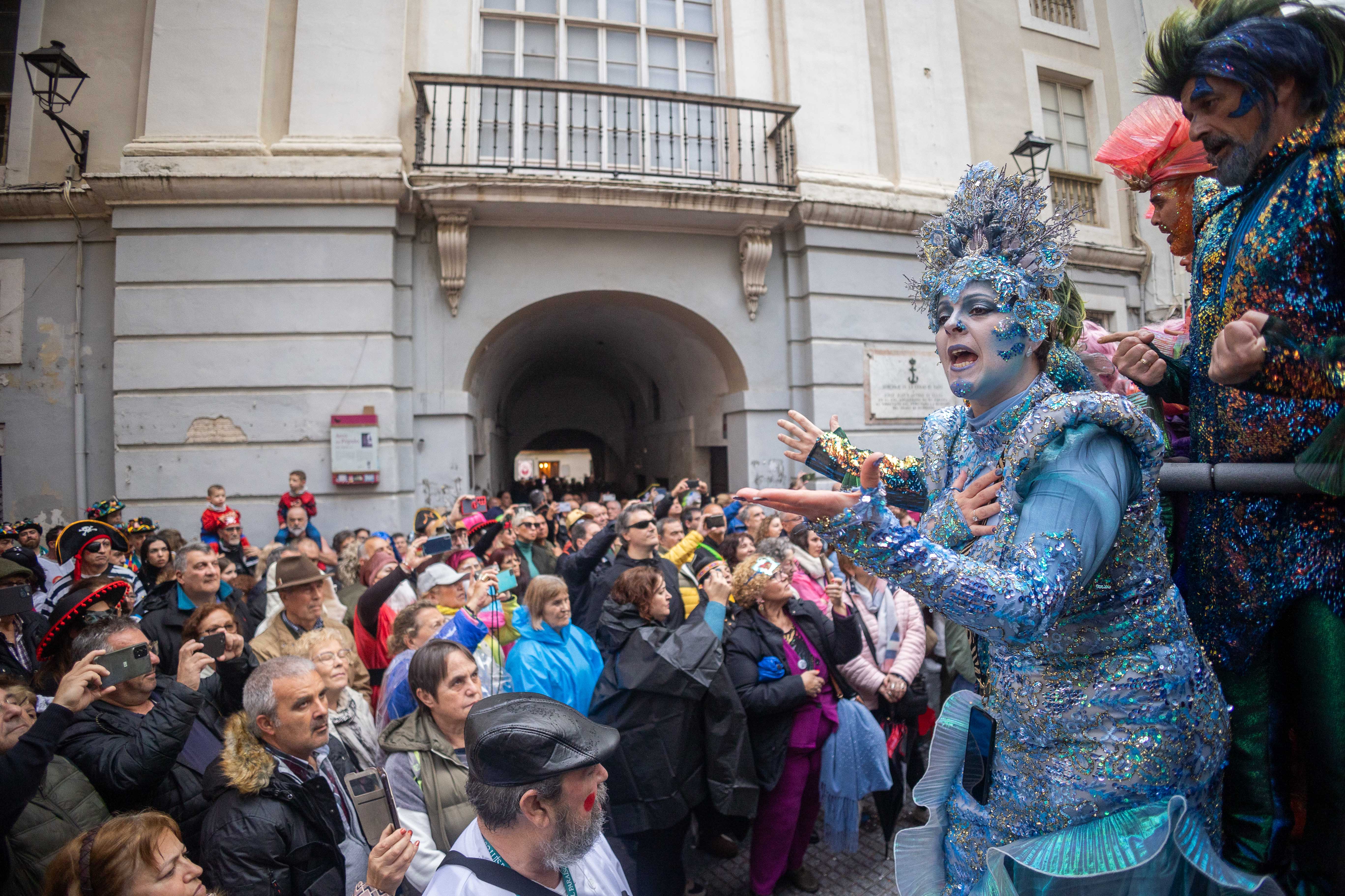 El lunes de carnaval en Cádiz, marcado por la lluvia, en imágenes.