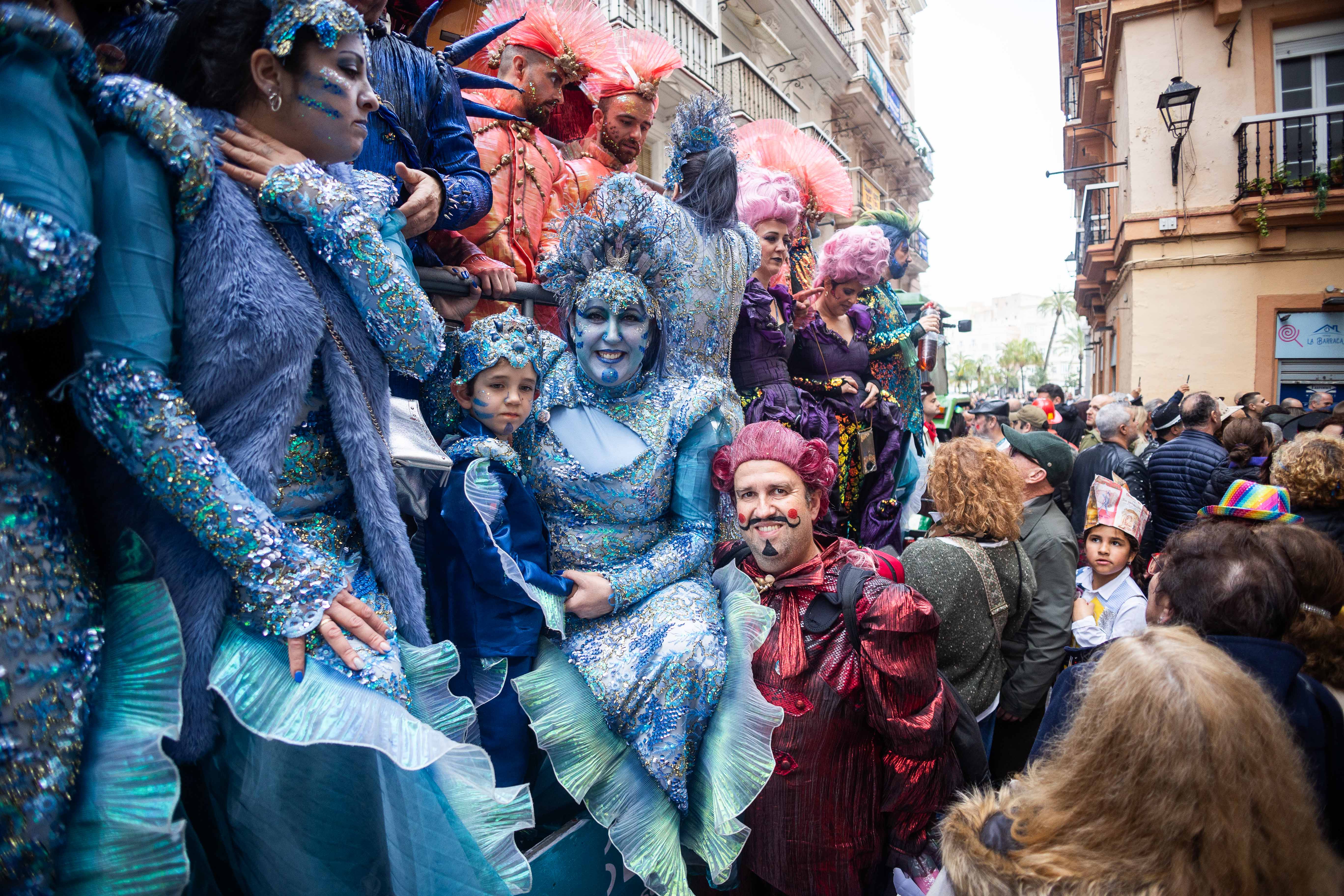 Uno de los coros participantes en los tradicionales e imprescindibles carruseles del carnaval de Cádiz.