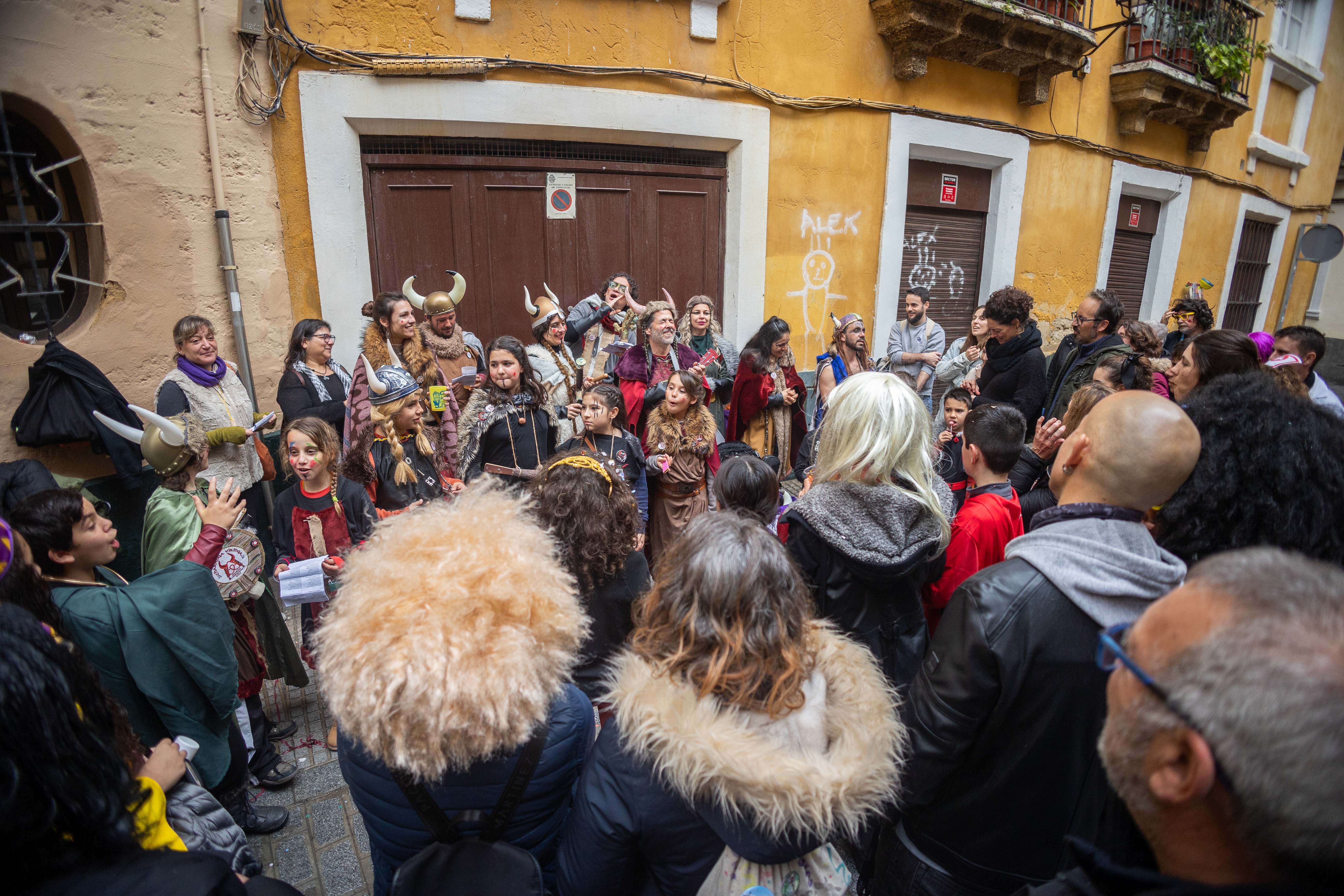 El lunes de carnaval en Cádiz, marcado por la lluvia, en imágenes.