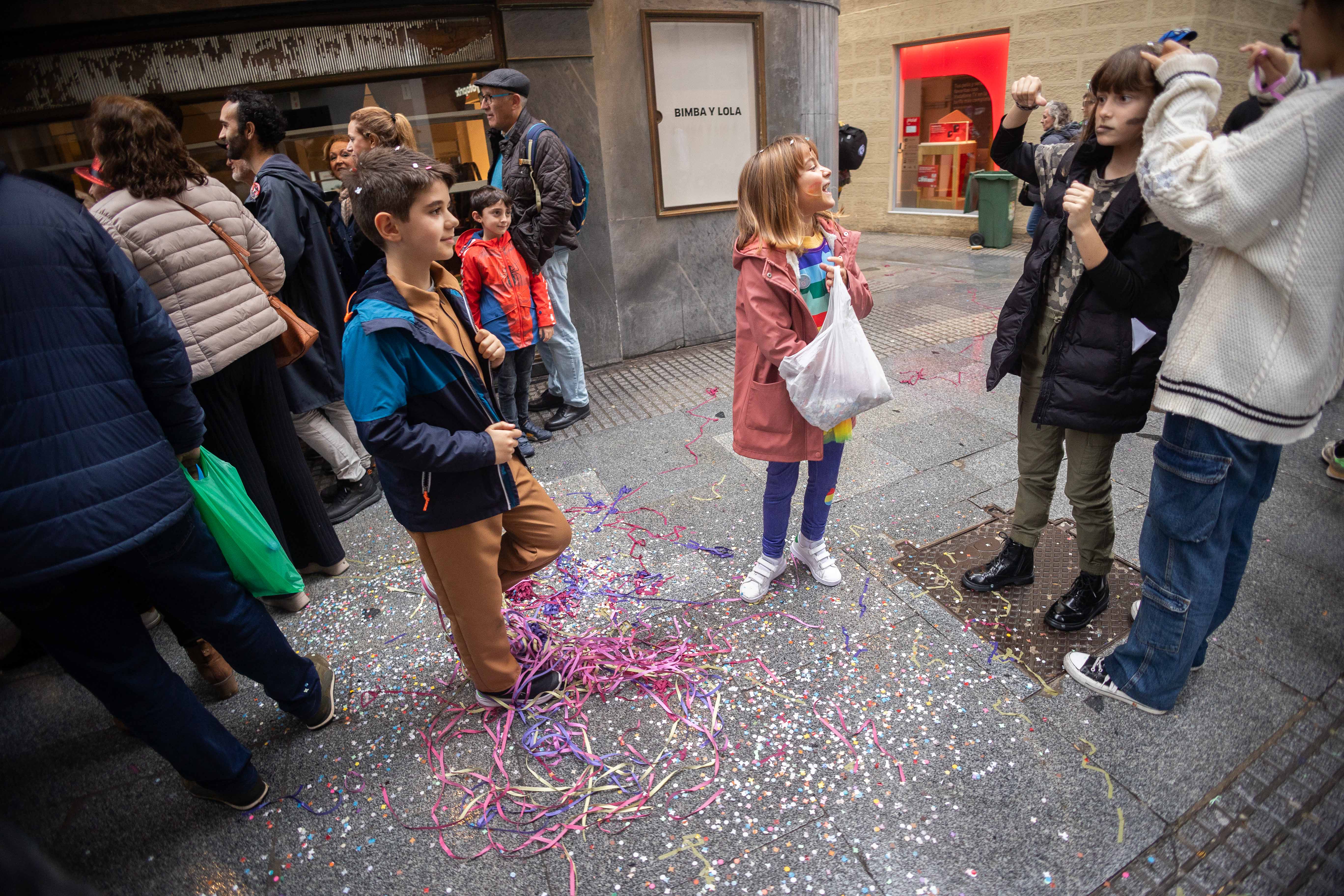 El lunes de carnaval en Cádiz, marcado por la lluvia, en imágenes.
