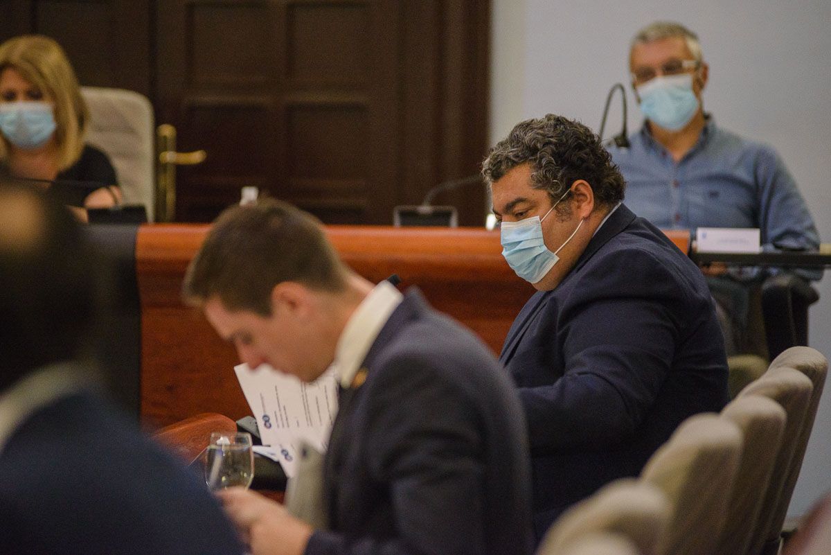 Montero y Espinar, en el pleno presencial de este jueves. FOTO: MANU GARCÍA