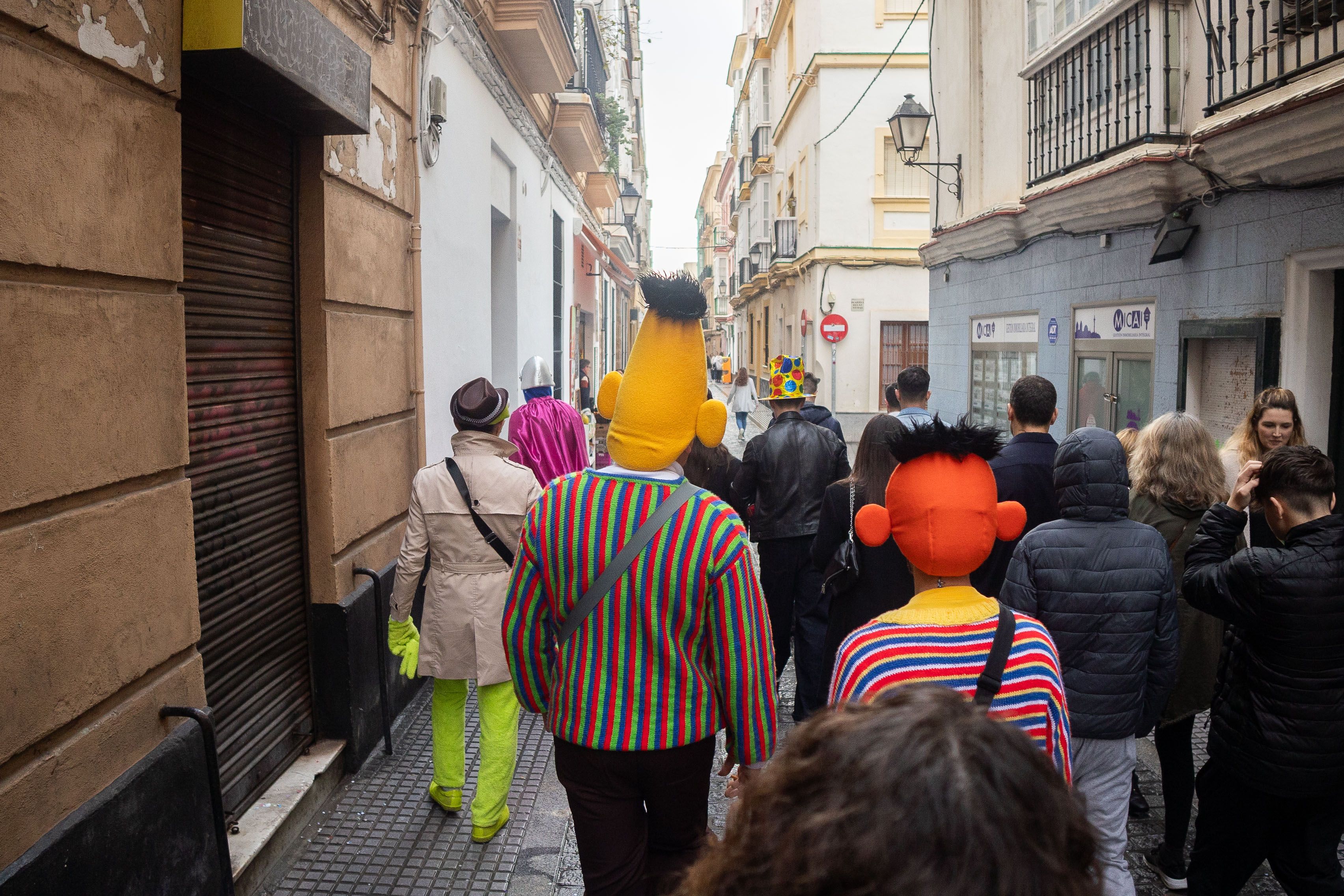 Una imagen de una calle de Cádiz durante el Carnaval.