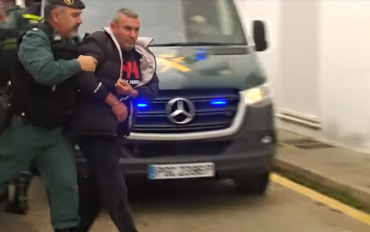 Uno de los detenidos, trasladado por Guardia Civil a los Juzgados de Barbate, en una imagen de Canal Sur.