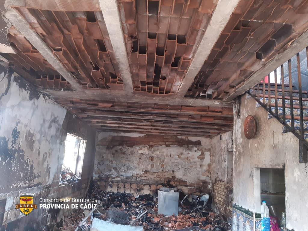 Tres personas mayores escapan de las llamas en una unifamiliar en El Torno.