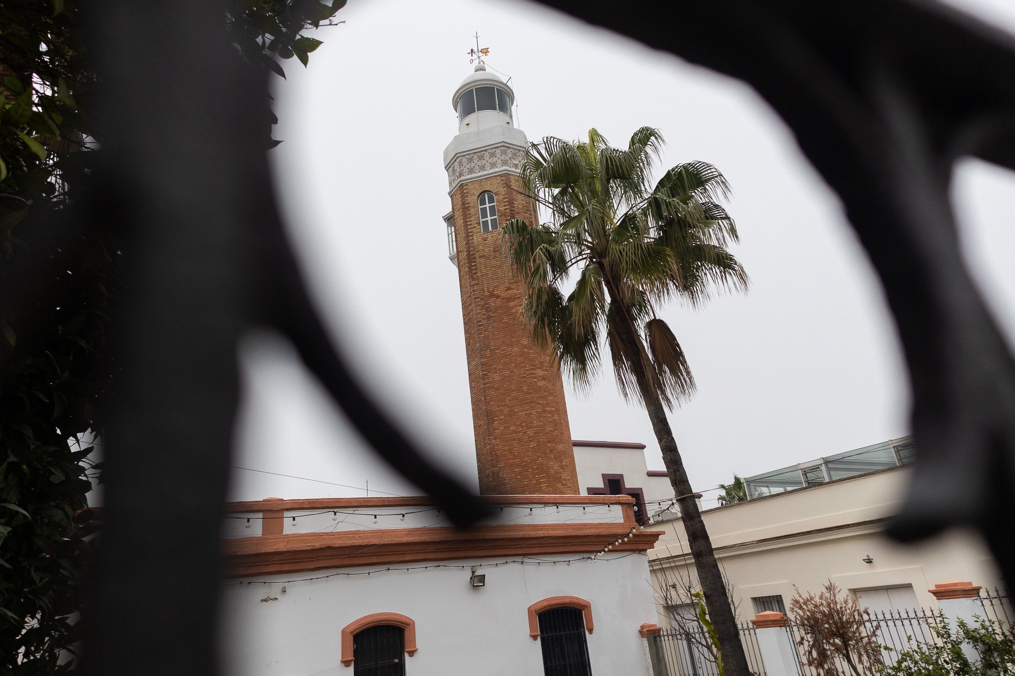 Faro de Bonanza junto al puerto pesquero.