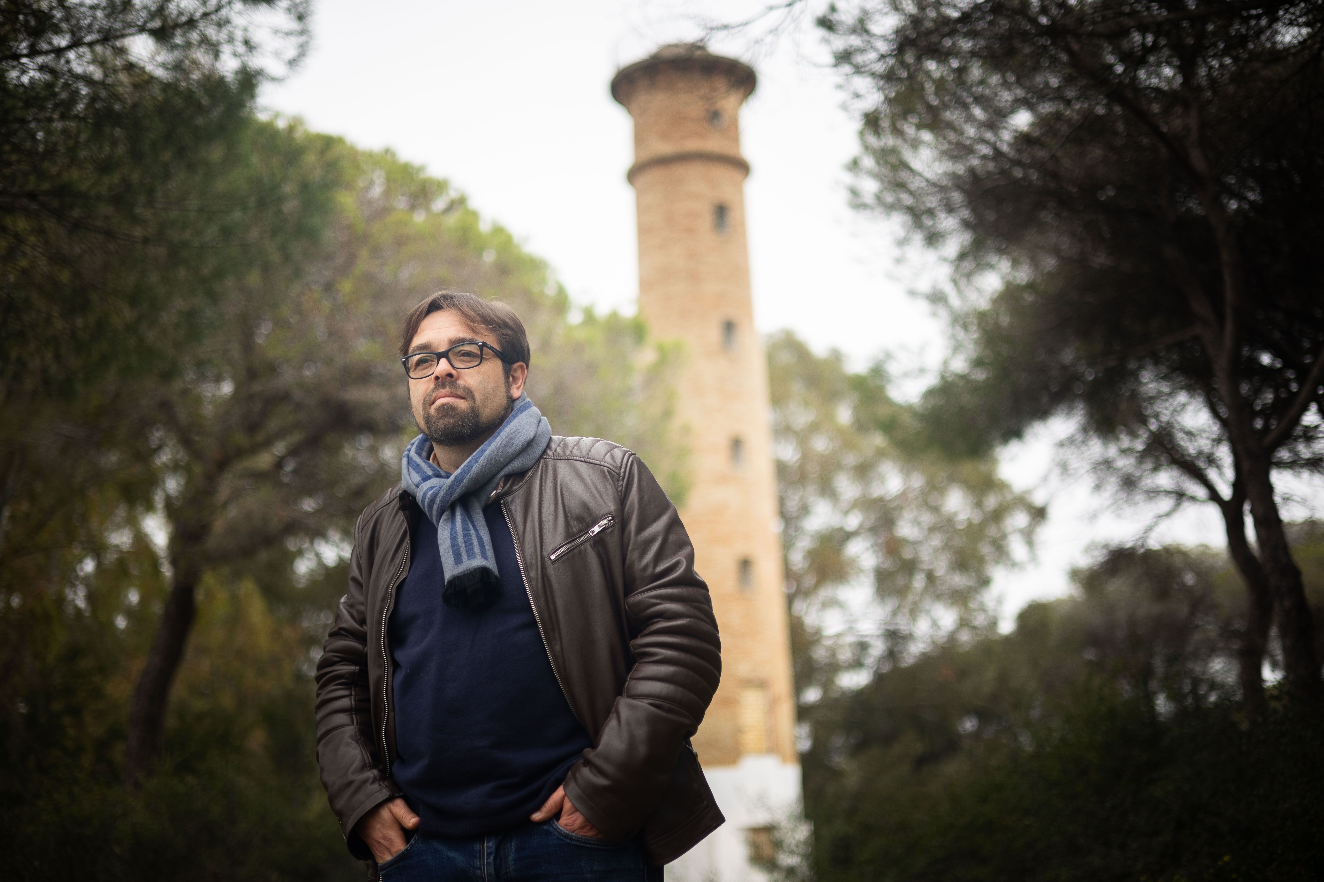 Chema Hermoso, historiador sanluqueño, delante del faro de San Jerónimo en Sanlúcar.