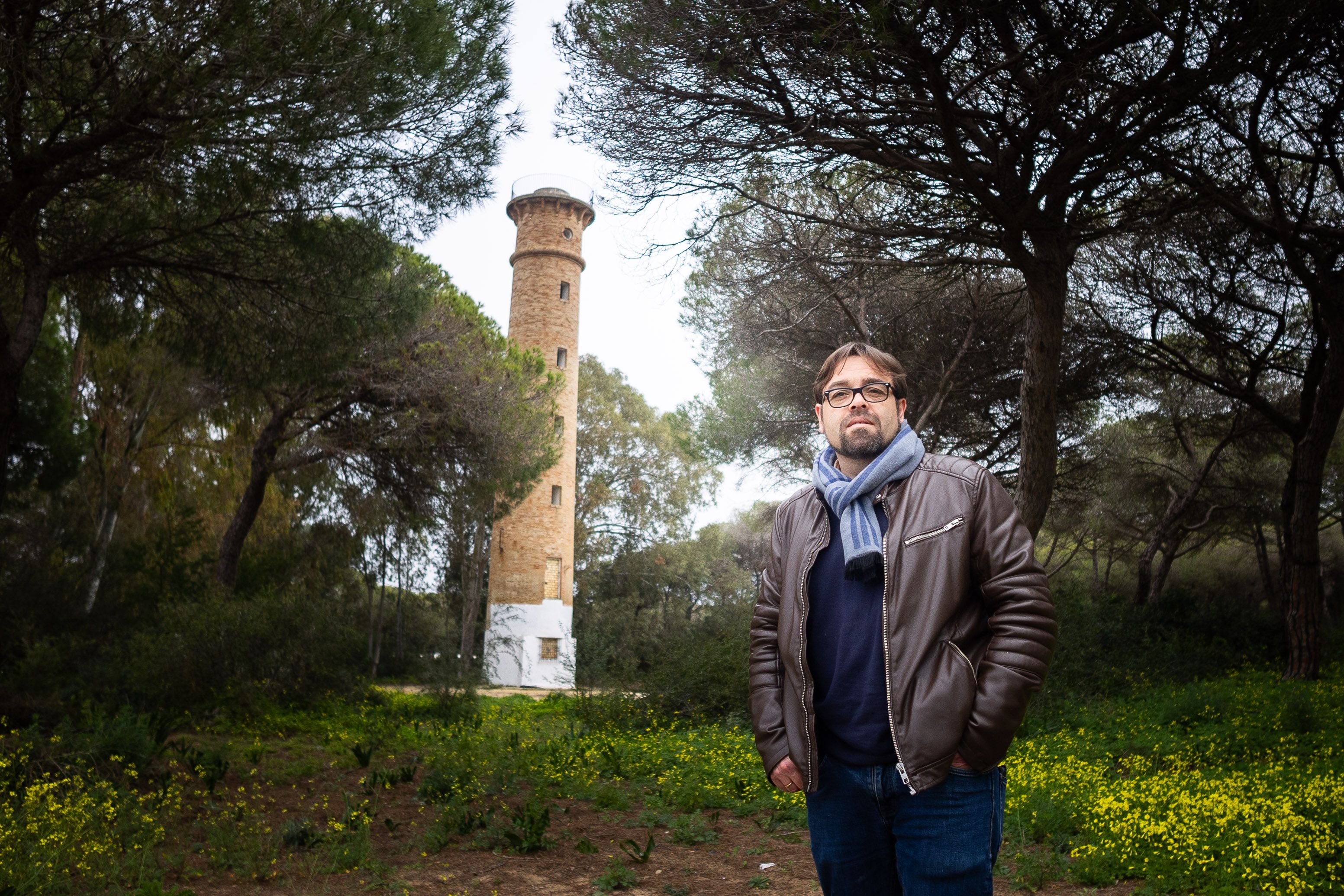 Chema junto al faro abandonado.