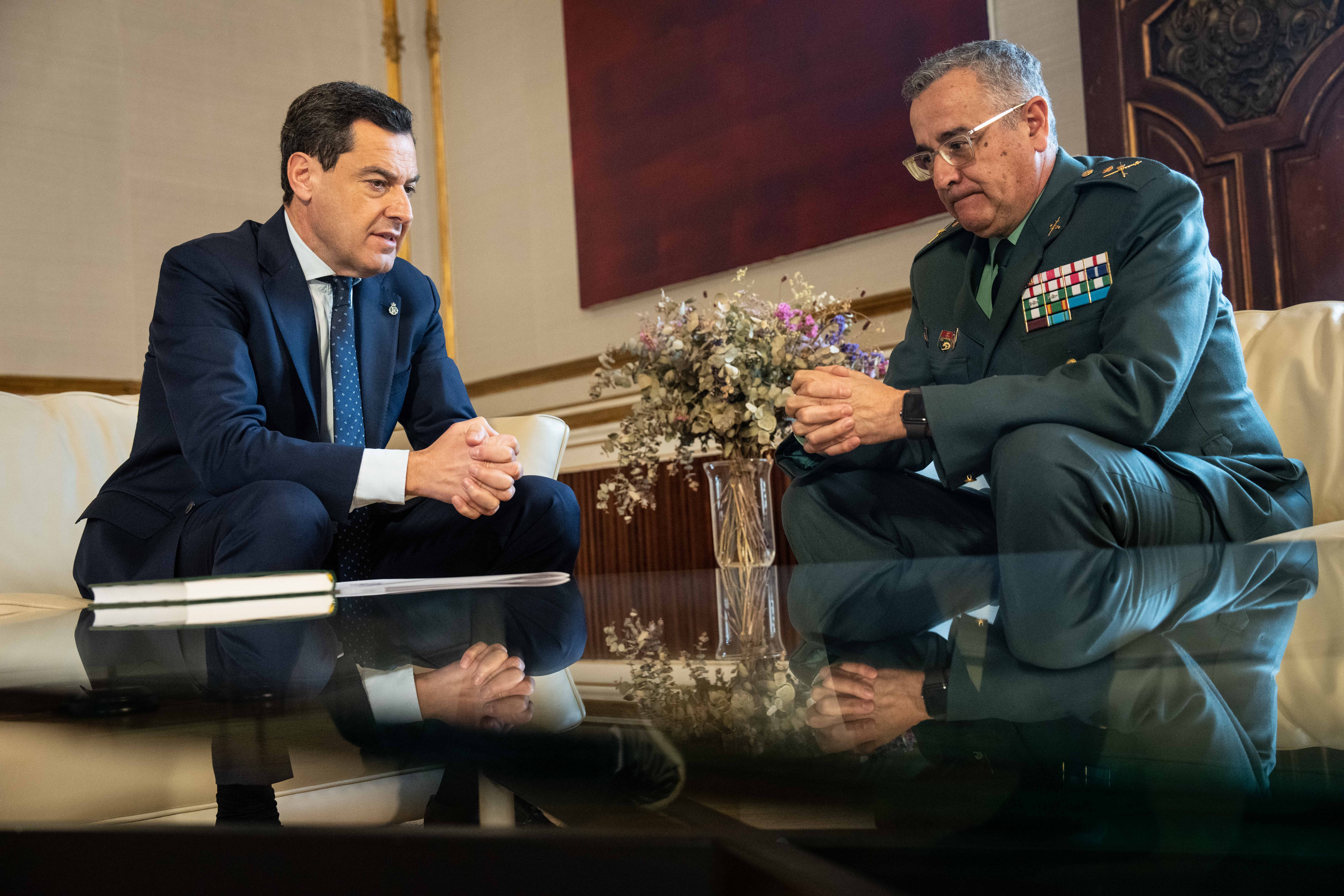 Juanma Moreno, presidente del Gobierno andaluz, en su reunión con la Guardia Civil.
