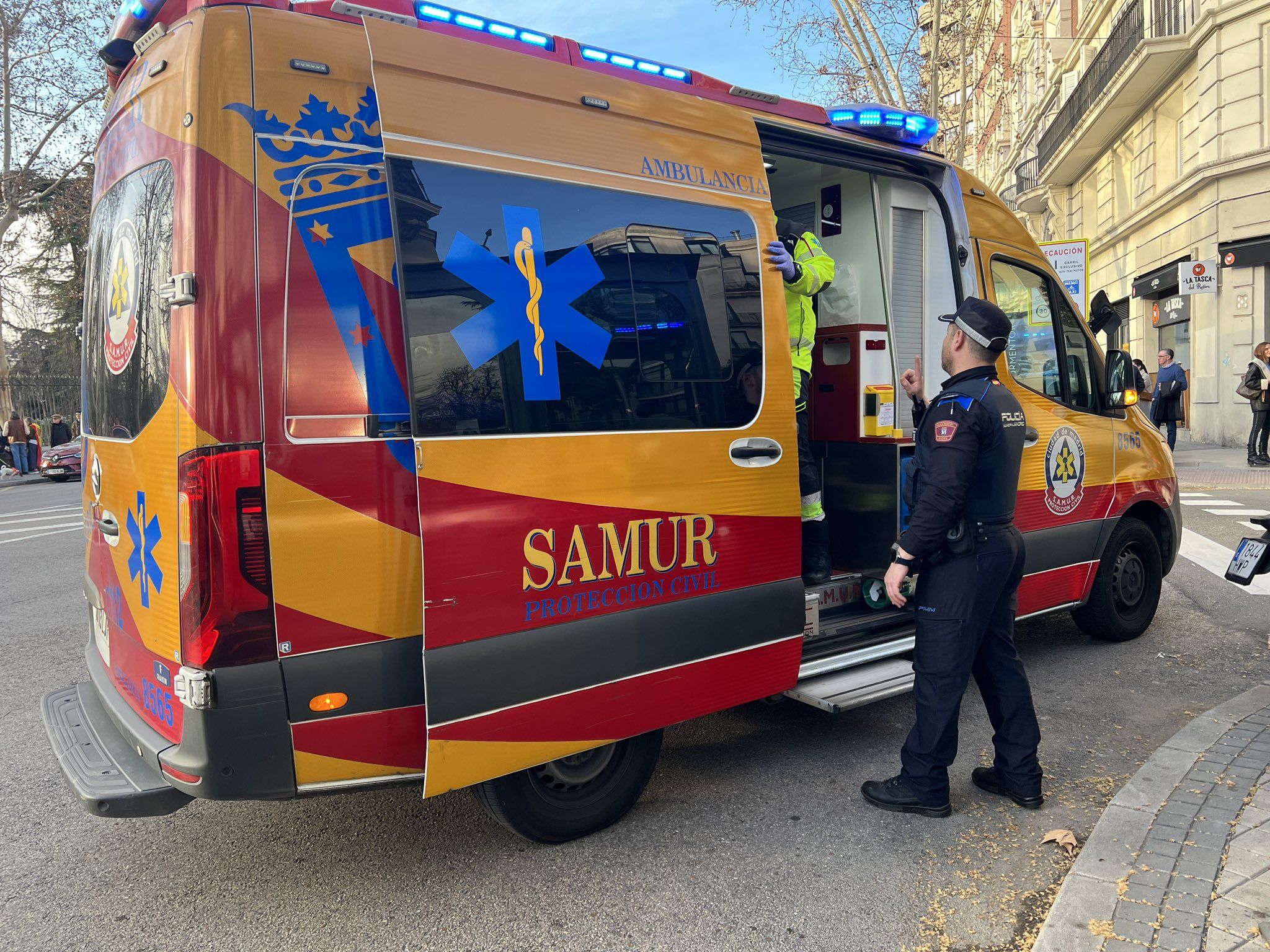 Un hombre ha atacado en Madrid a una mujer con un cuchillo jamonero. Un hombre ha atacado en Madrid a una mujer con un cuchillo jamonero.