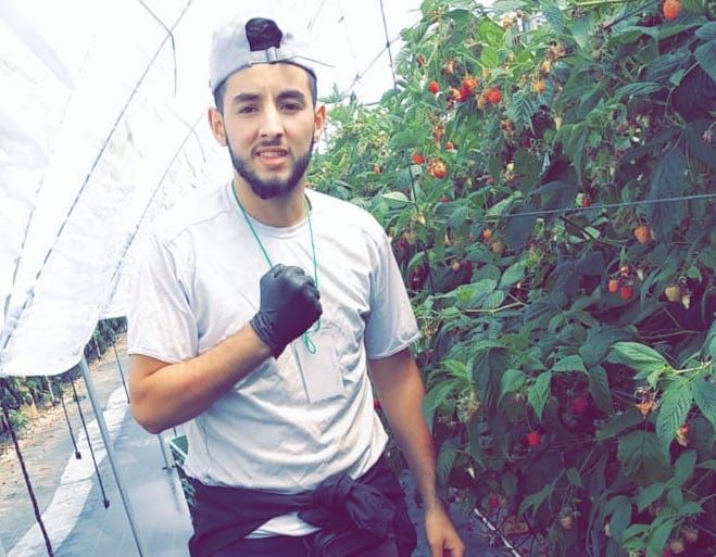 Bilal, en la plantación donde trabaja.