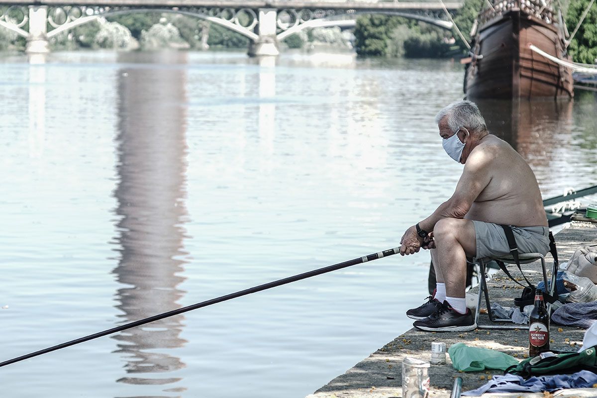 Un hombre pescando en Sevilla, en días pasados. FOTO: JOSÉ LUIS TIRADO (www.joseluistirado.es)