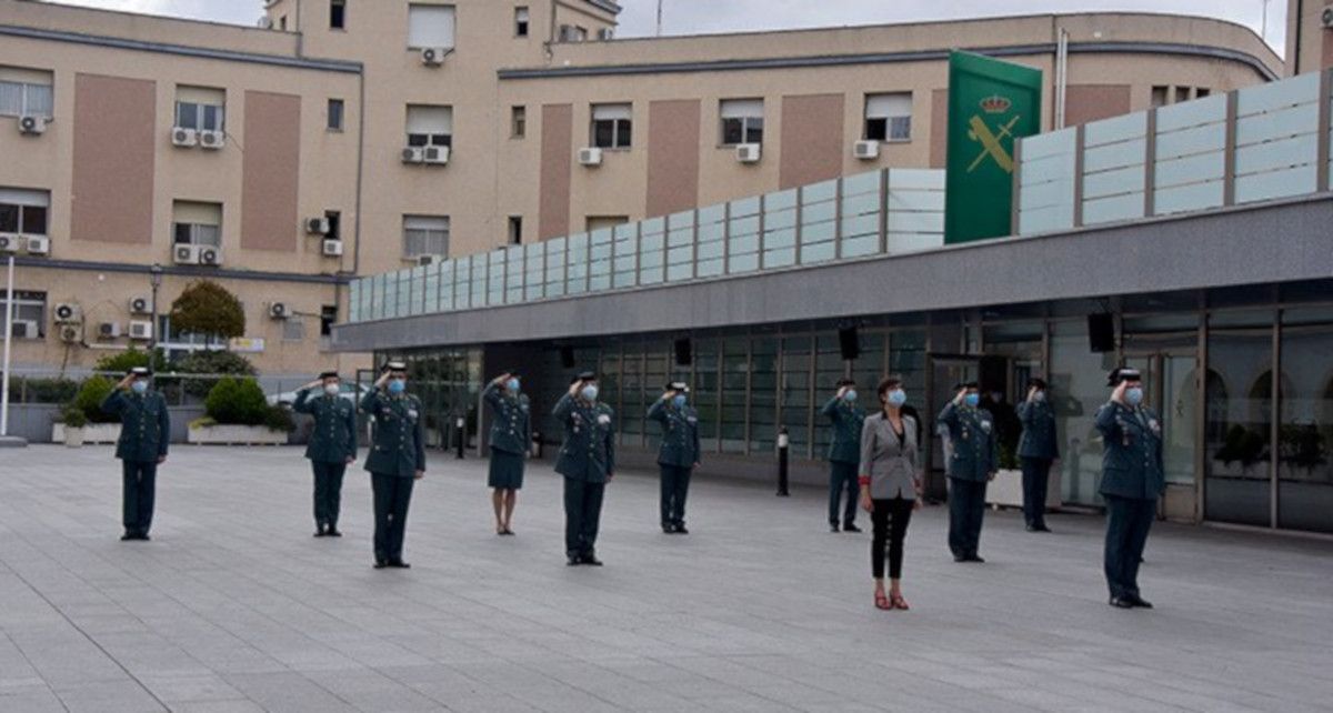 La conmemoración del aniversario de la Guardia Civil, durante la pandemia, frente a una comandancia española. FOTO: Guardia Civil