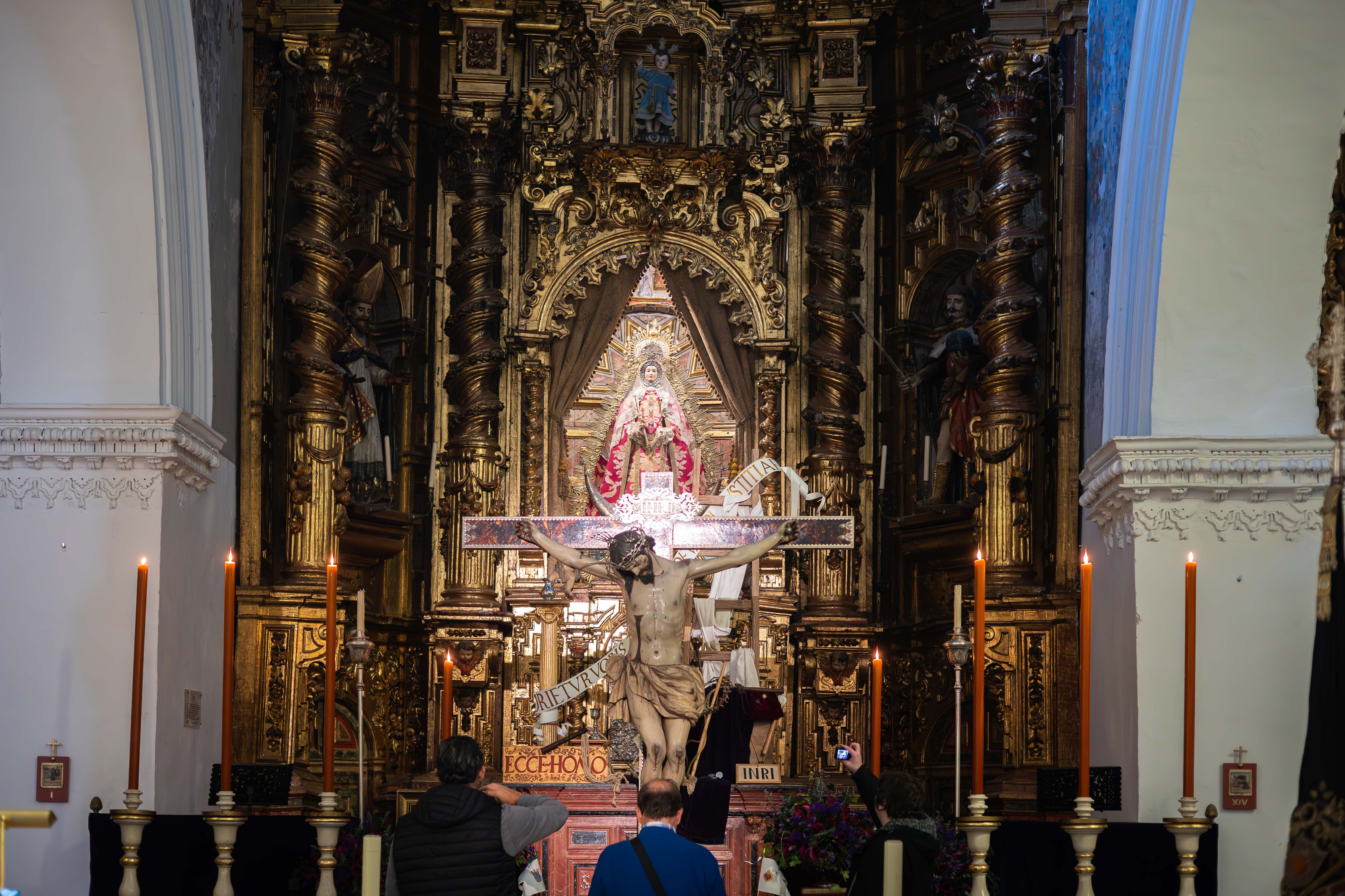El Cristo de la Salud ante el retablo mayor de San Lucas este Miércoles de Ceniza.