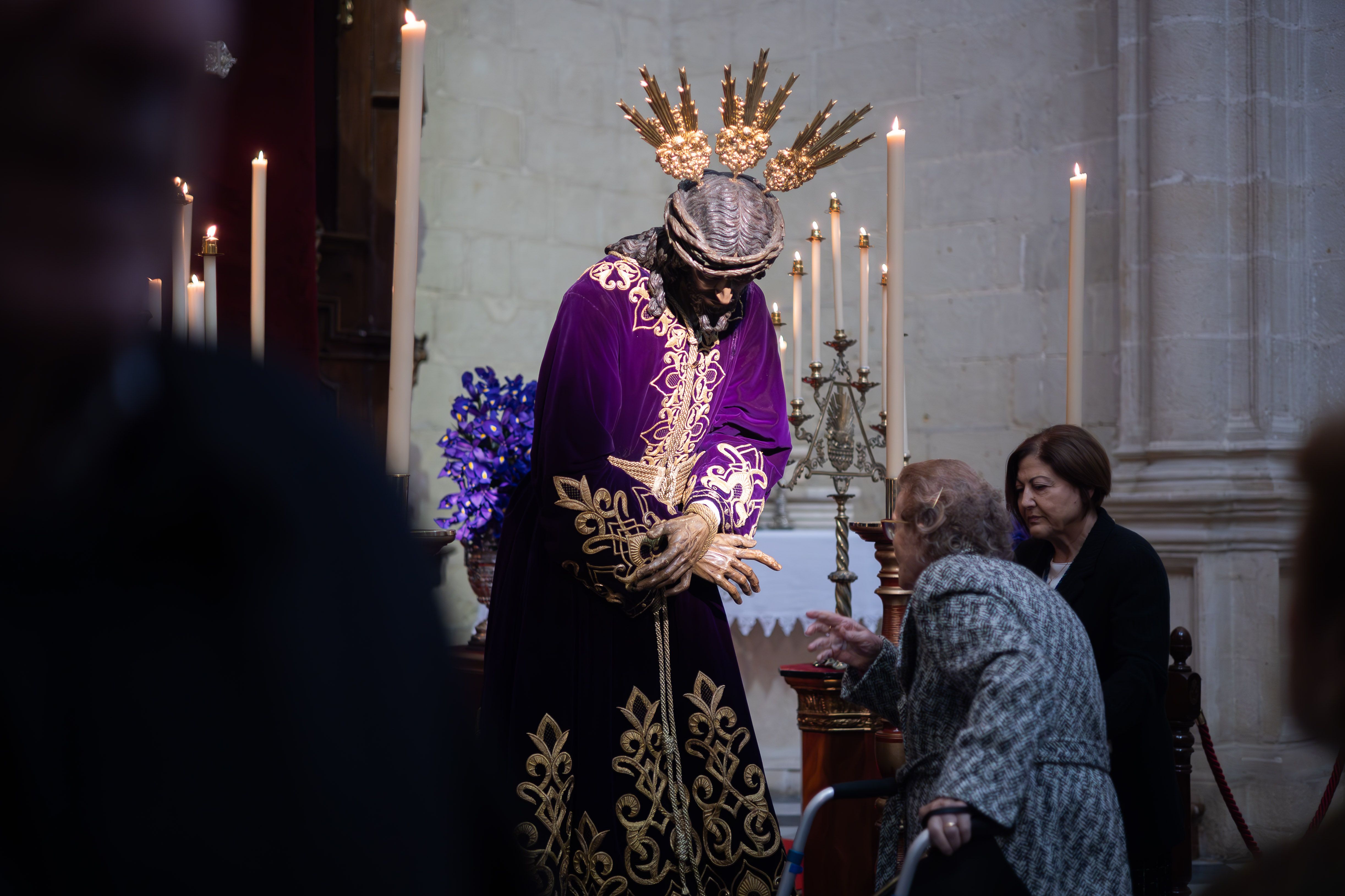 Devotos en San Francisco ante el Nazareno de Las Cinco Llagas.