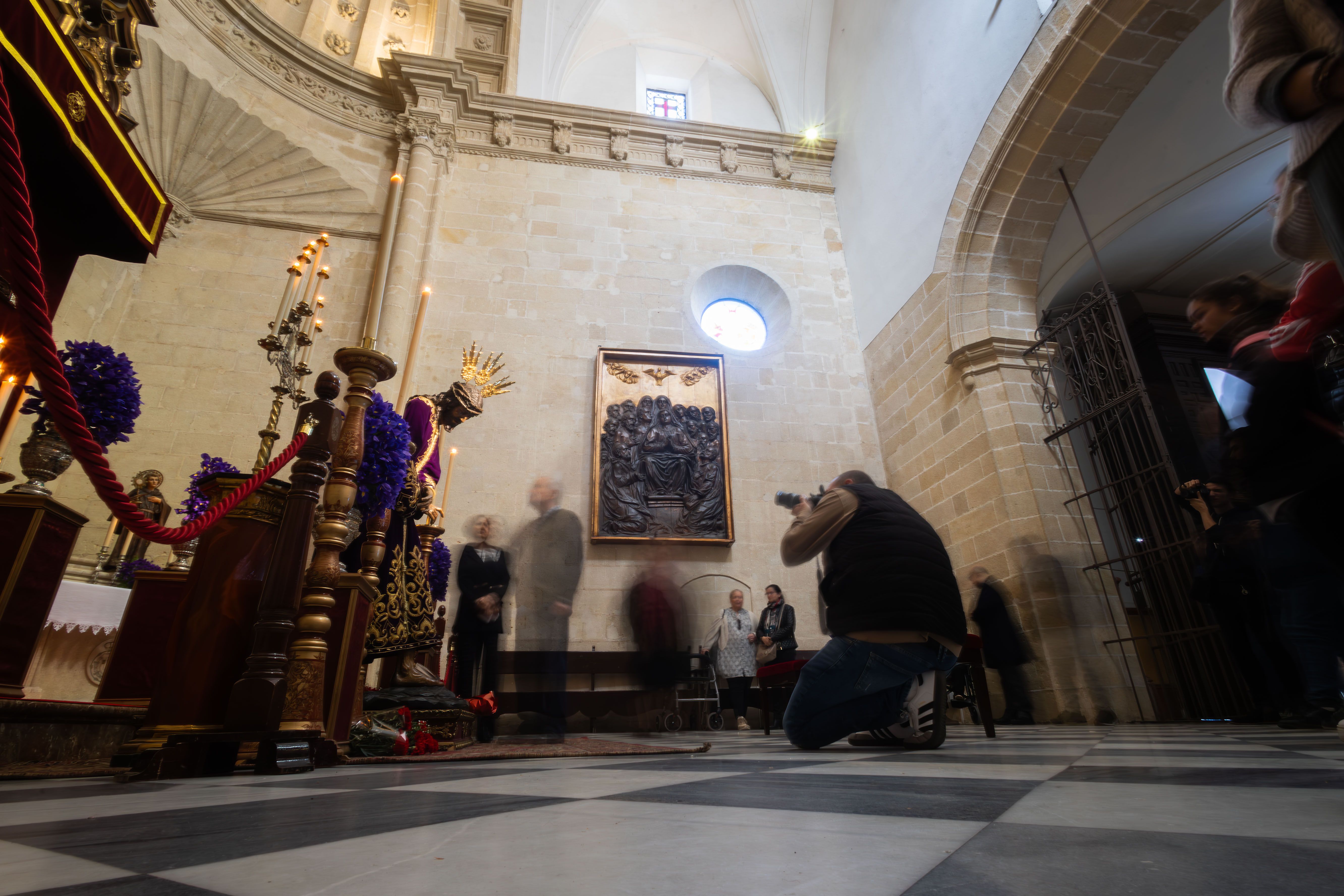 Idas y venidas de devotos en la Iglesia de San Francisco.