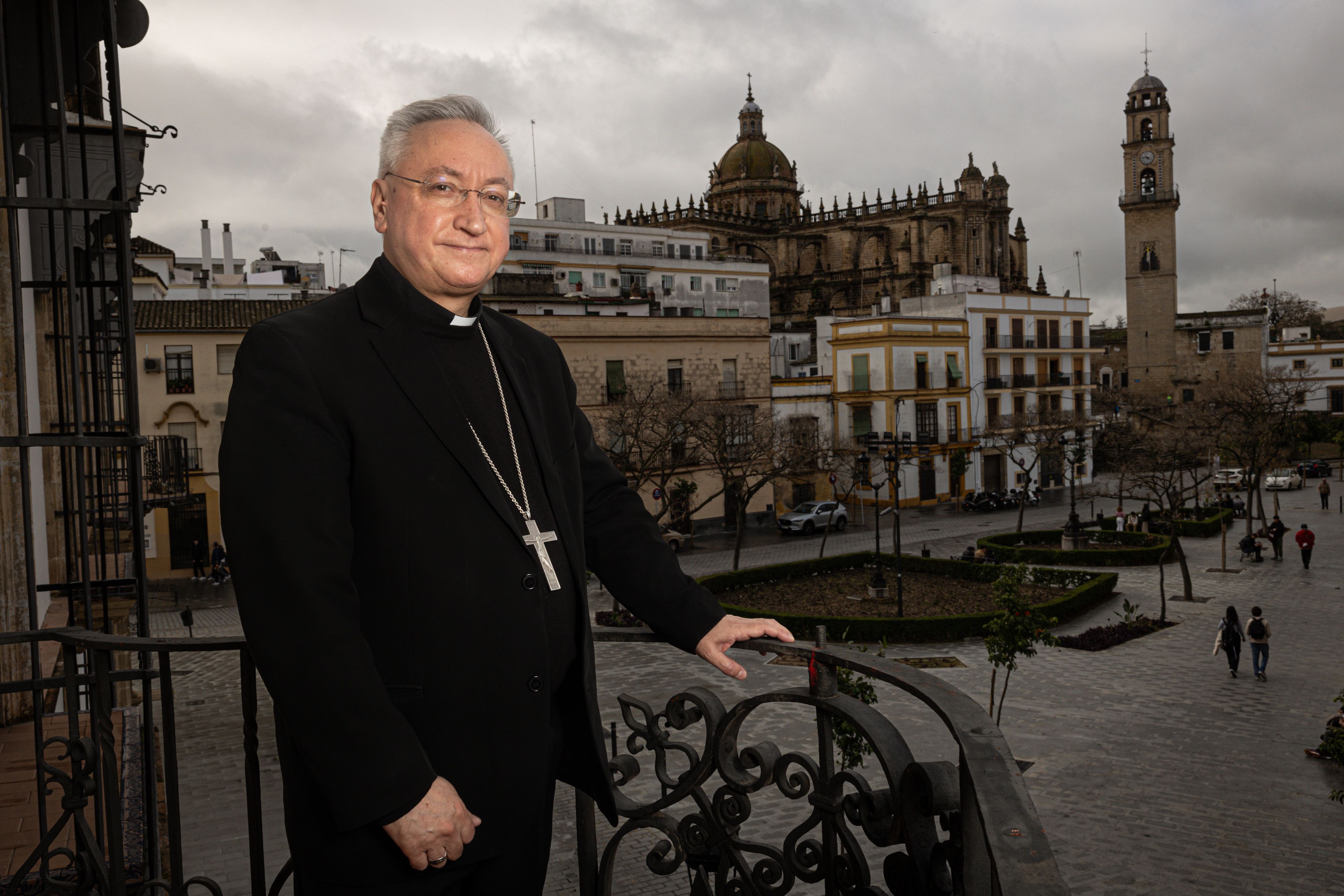 El obispo de Jerez, José Rico Pavés, posa en el balcón principal de Bertemati, con la Catedral al fondo, tras la entrevista concedida esta semana a lavozdelsur.es.
