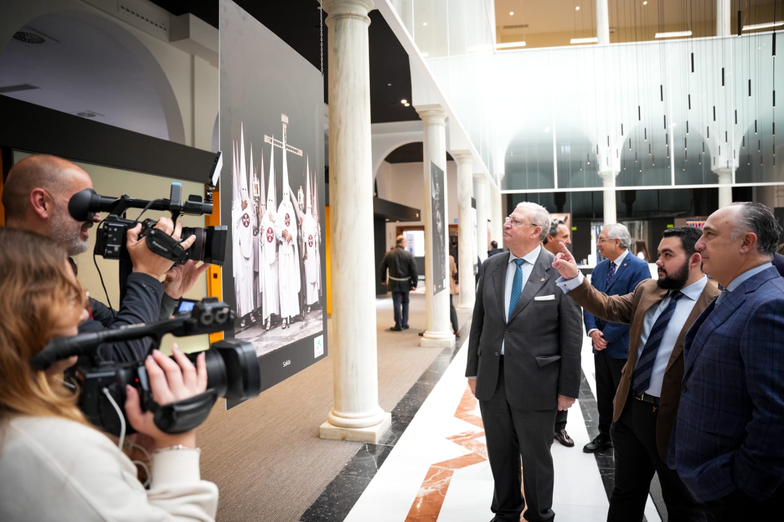 El autor de las imágenes junto al presidente del Consejo en la inauguración de la exposición. 