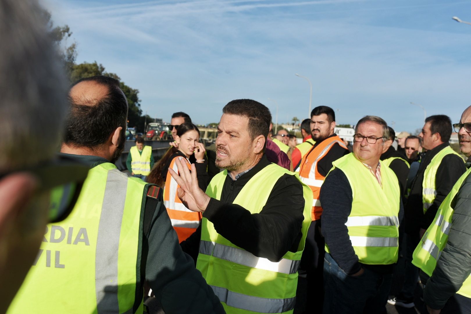 Un momento de las protestas de los agricultores en Sevilla, este miércoles, en Benacazón.