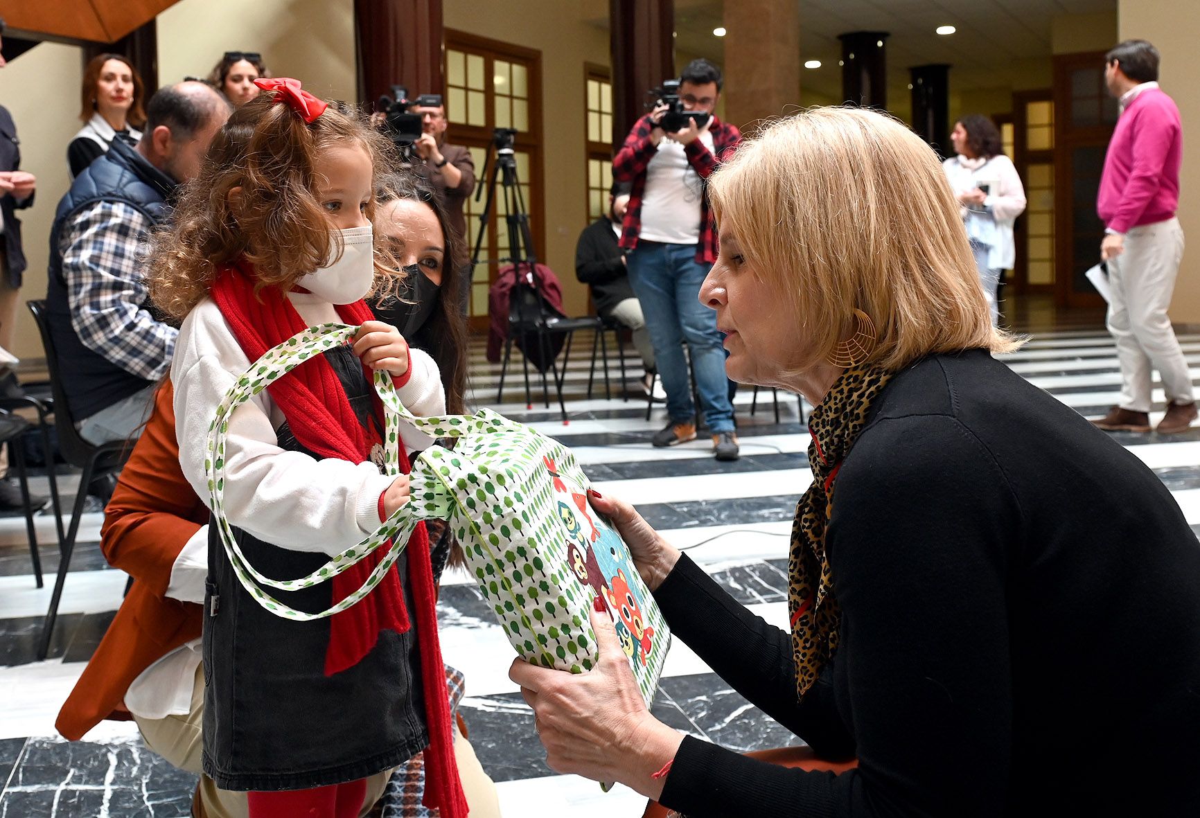 La alcaldesa, María José García-Pelayo, recibe a Valentina y su familia en Jerez.