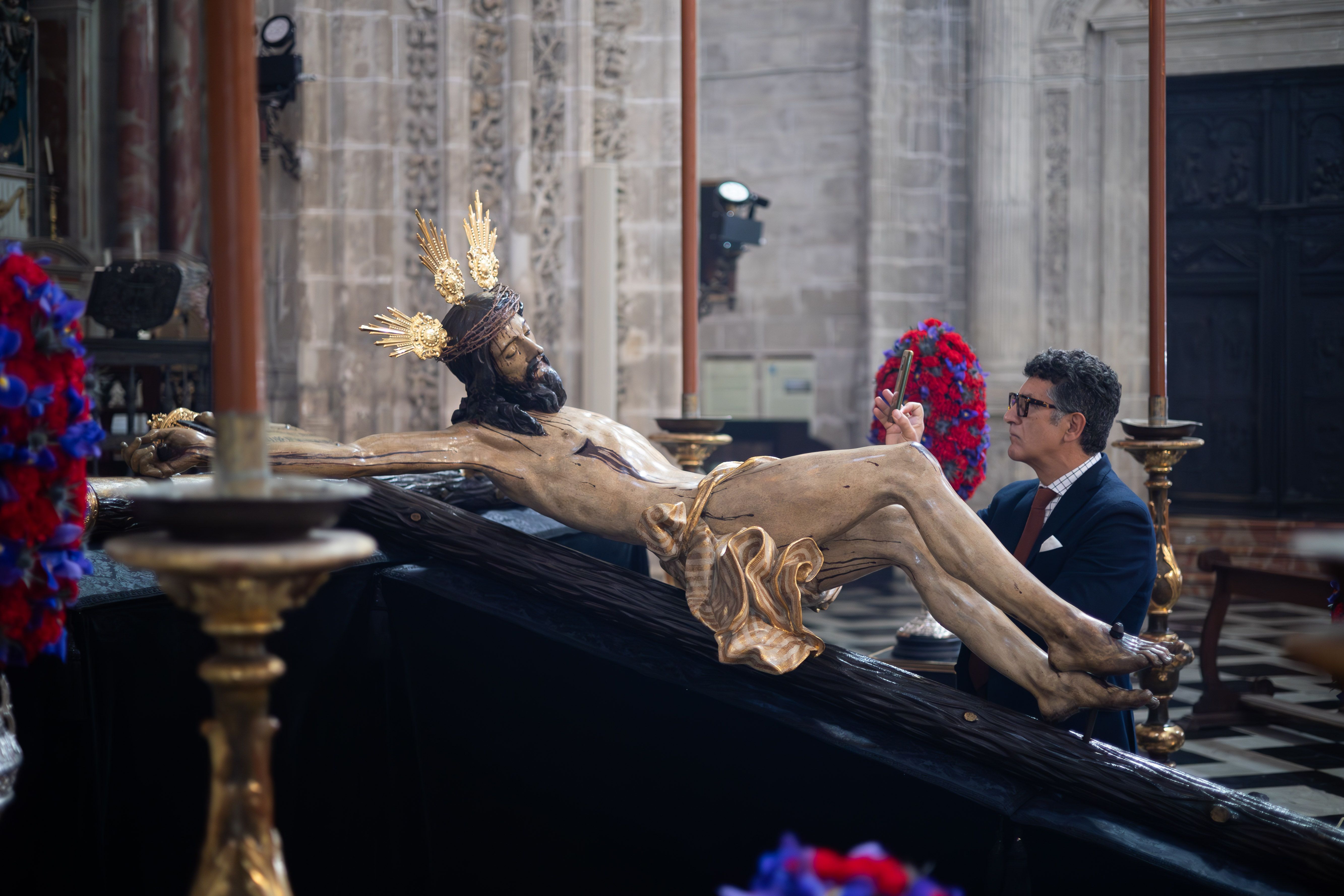 El Santo Crucifijo expuesto para su veneración.