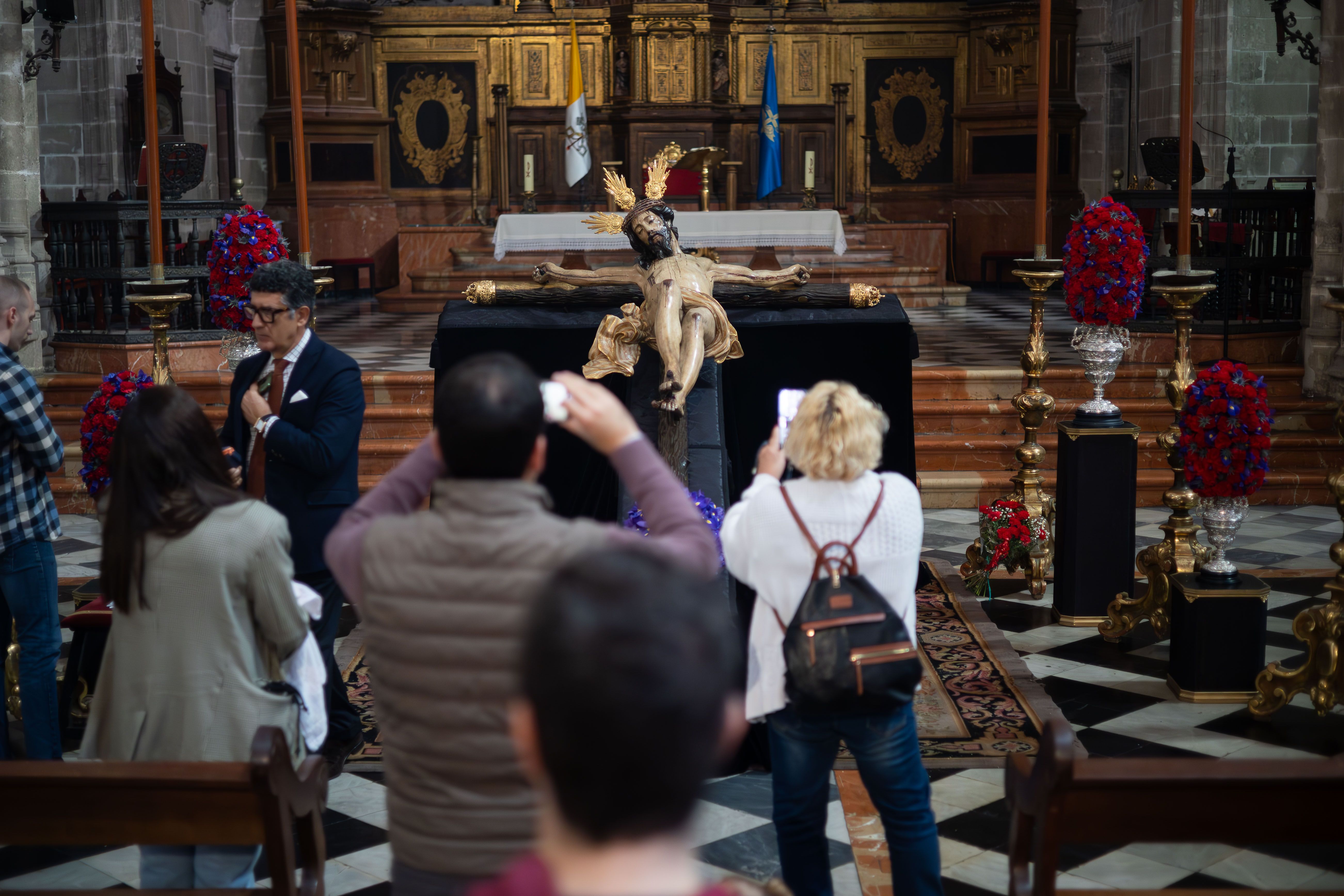 Miércoles de Ceniza, cuenta atrás para la Semana Santa y no llovió. Devotos ante el Santo Crucifijo en San Miguel.