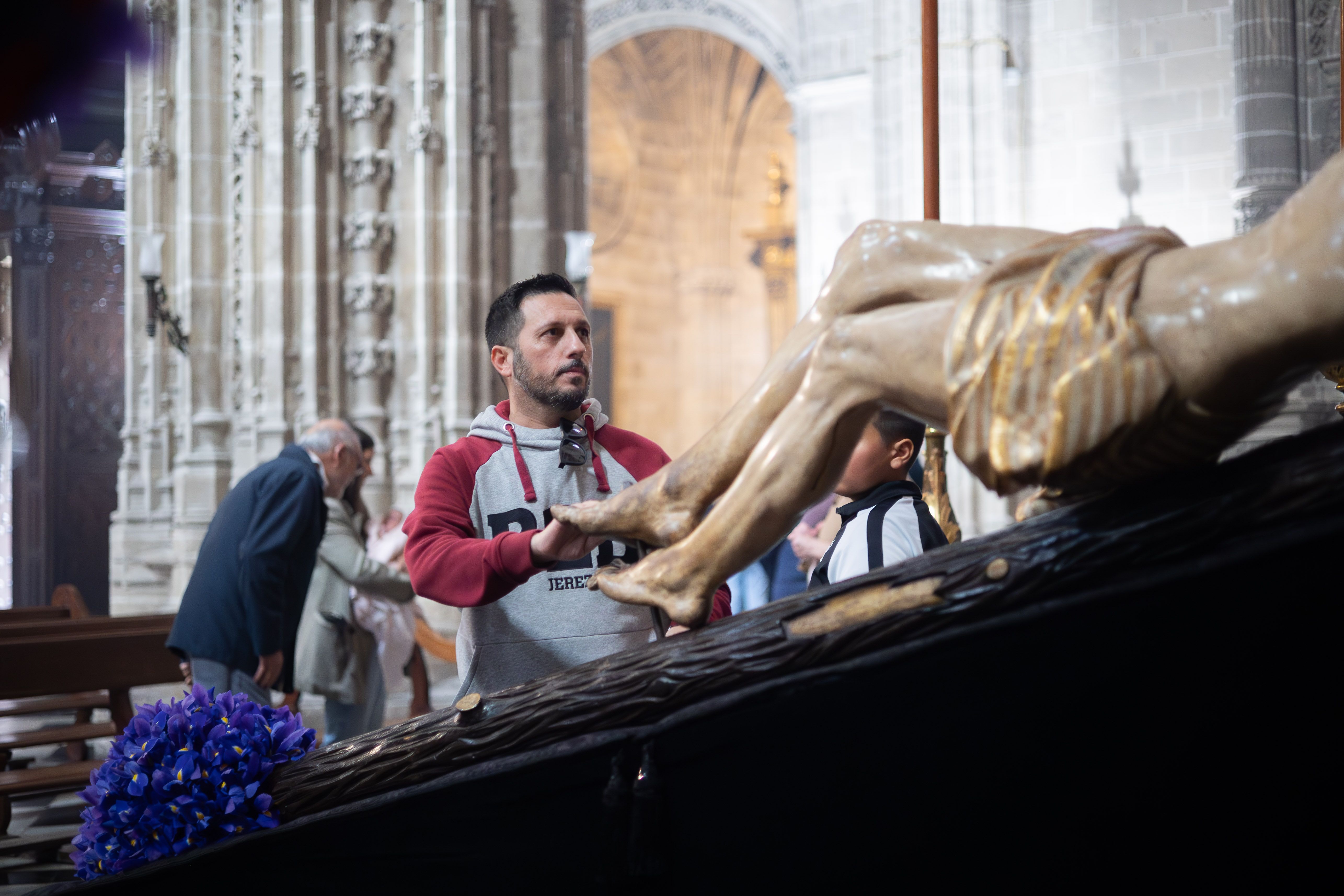 Un devoto del Santo Crucifijo rezando a sus pies.