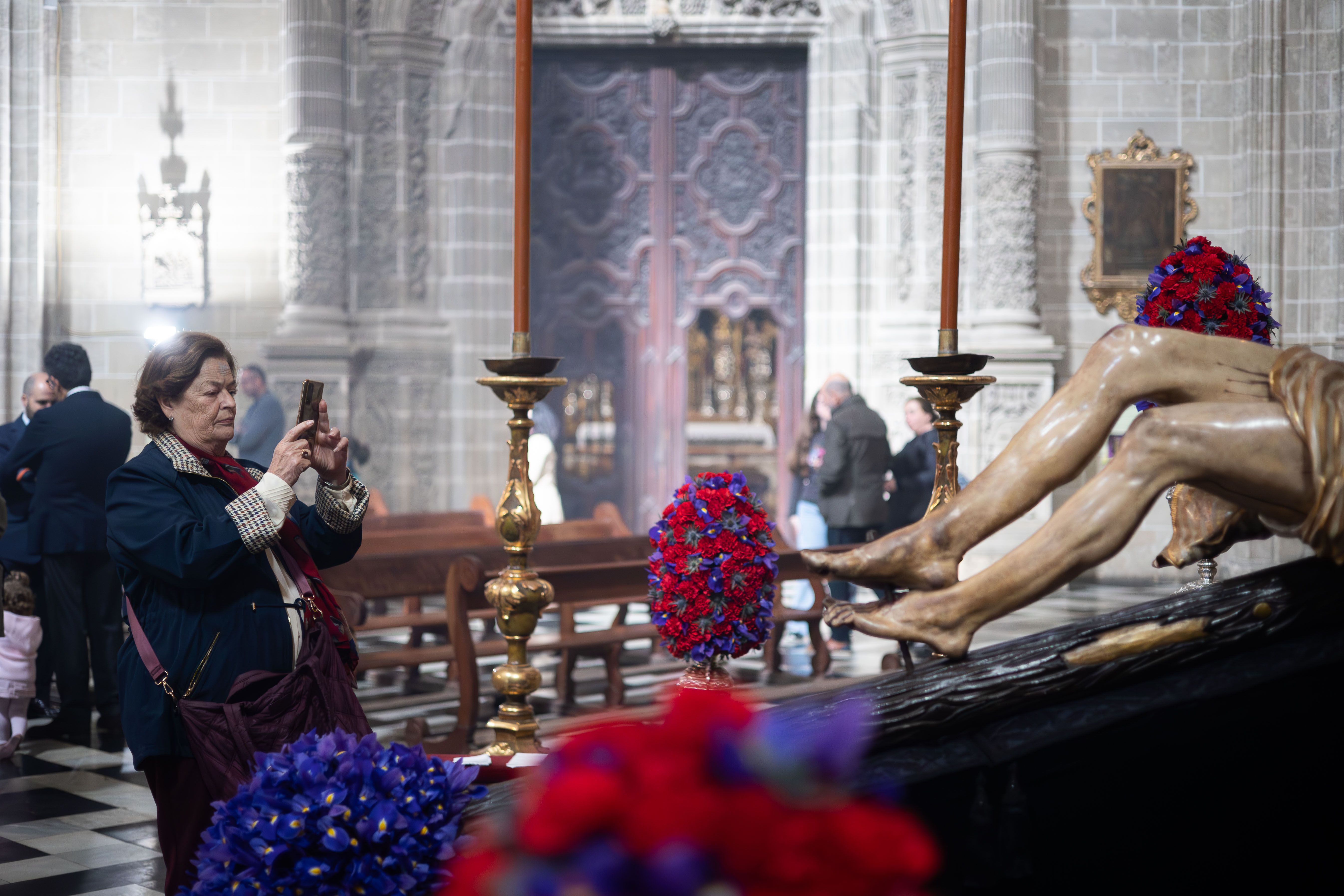 Una señora tomando una foto a la imagen.