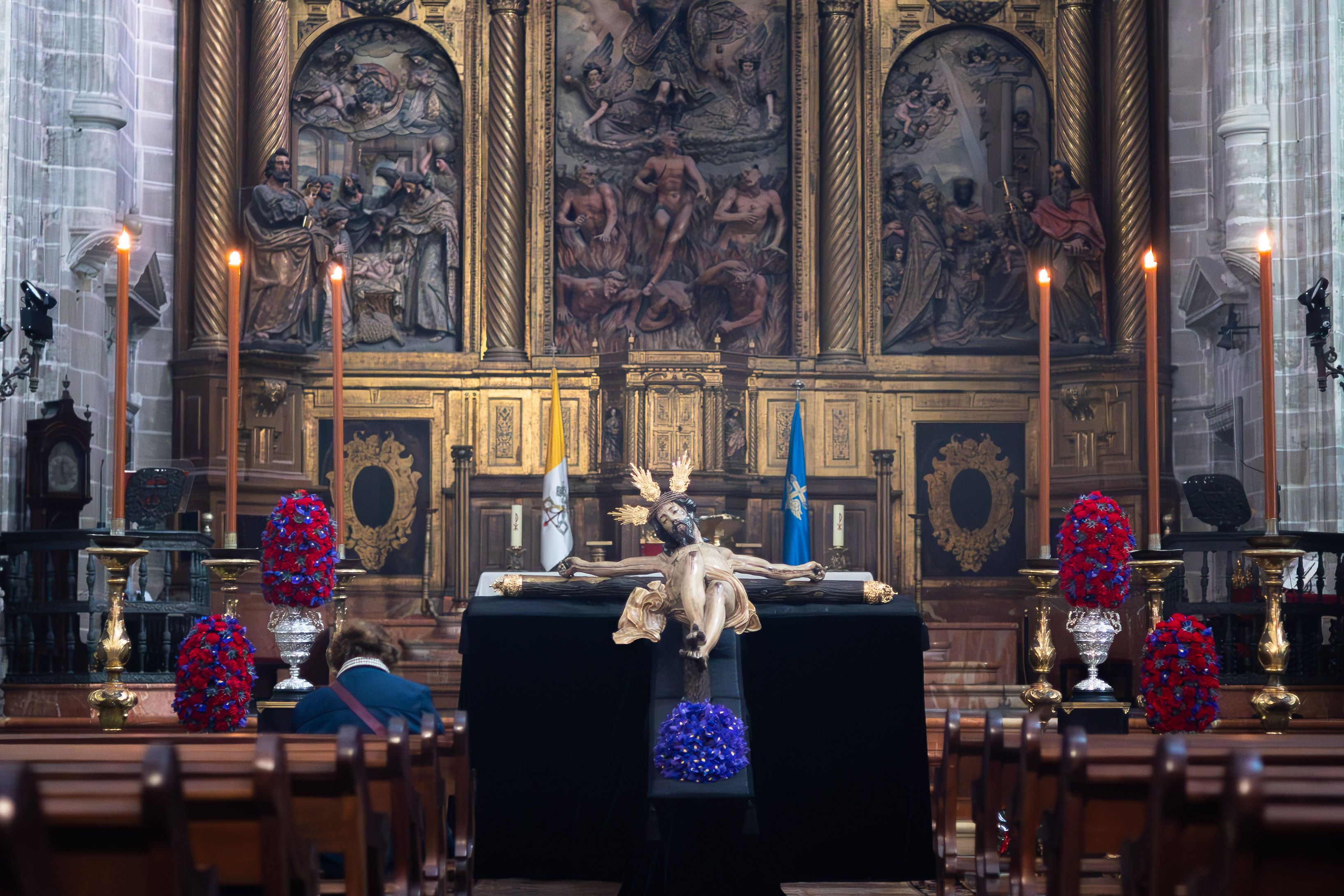 El Santo Crucifijo expuesto en veneración ante el retablo mayor de San Miguel.