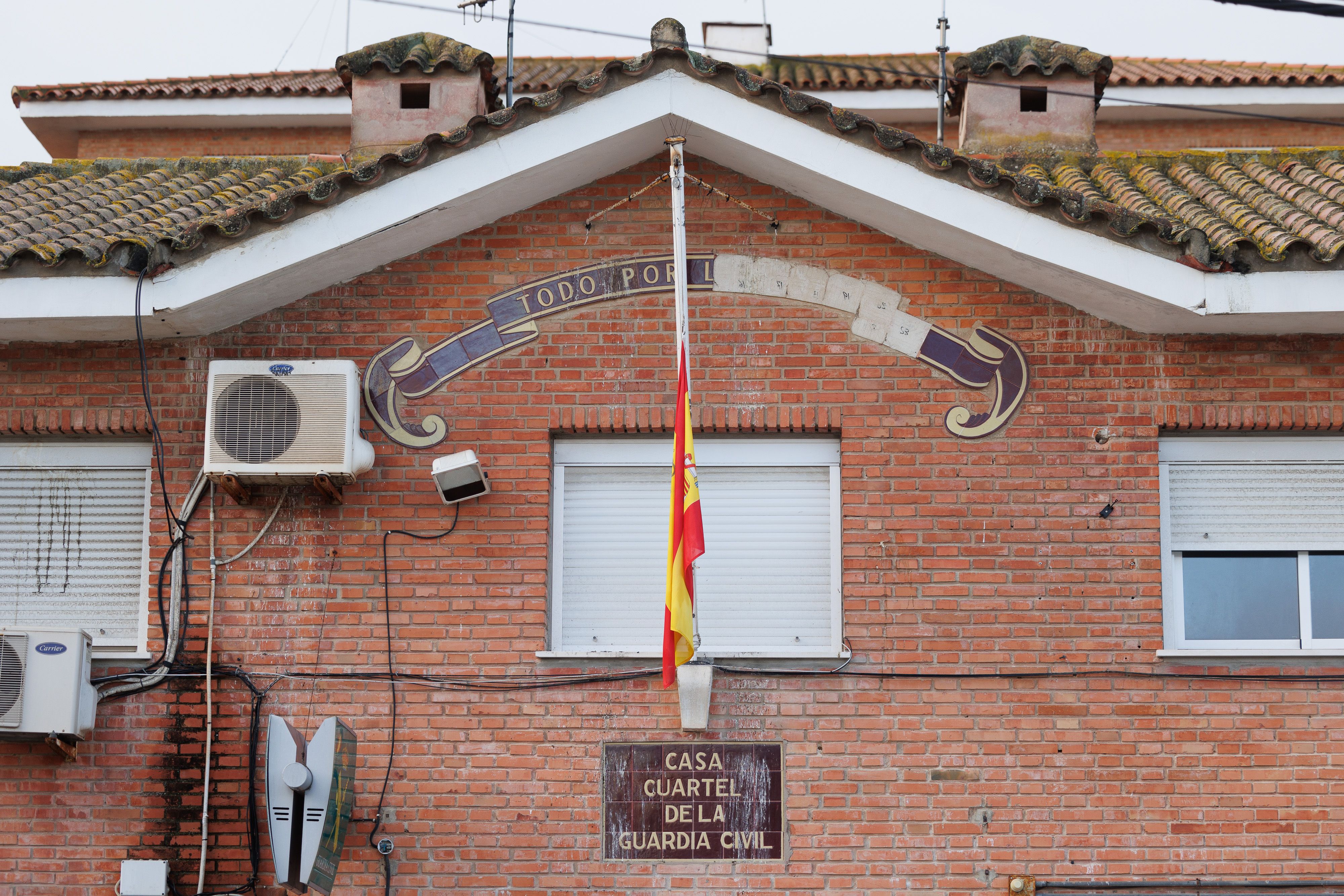 El cuartel de la Guardia Civil de Barbate, con la bandera a media asta.