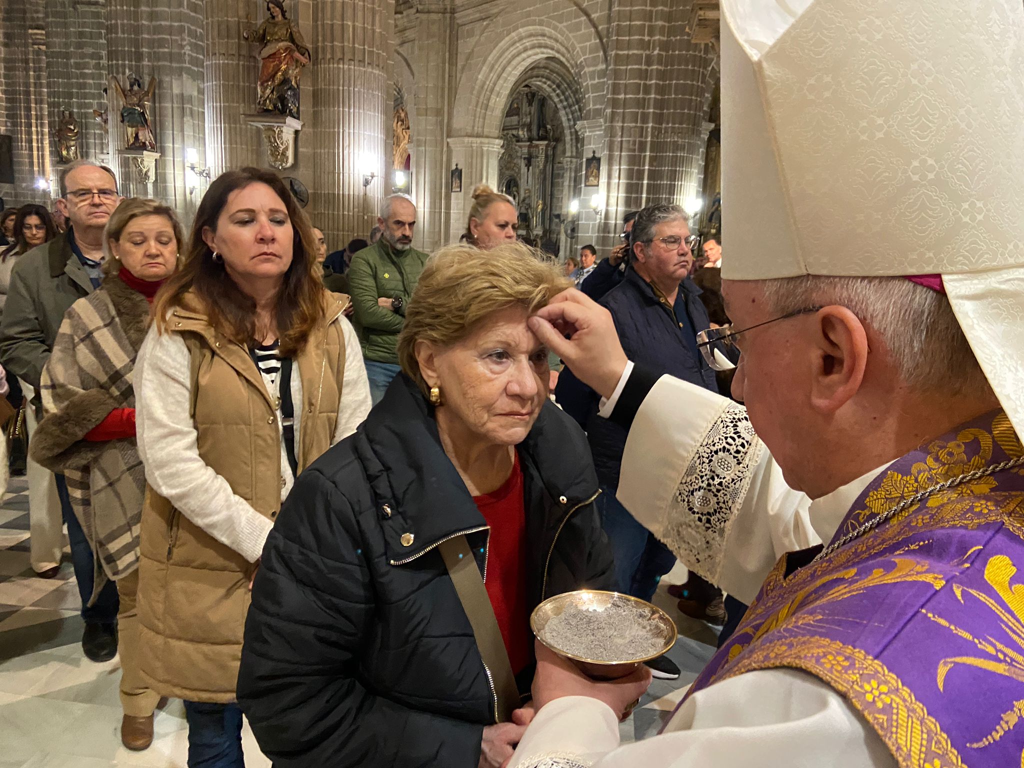 El obispo imponiendo la ceniza en la celebración que presidió este miércoles en la Catedral.