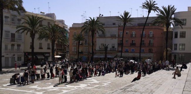 Las colas del hambre, en Cádiz. FOTO: PEDRIPOL