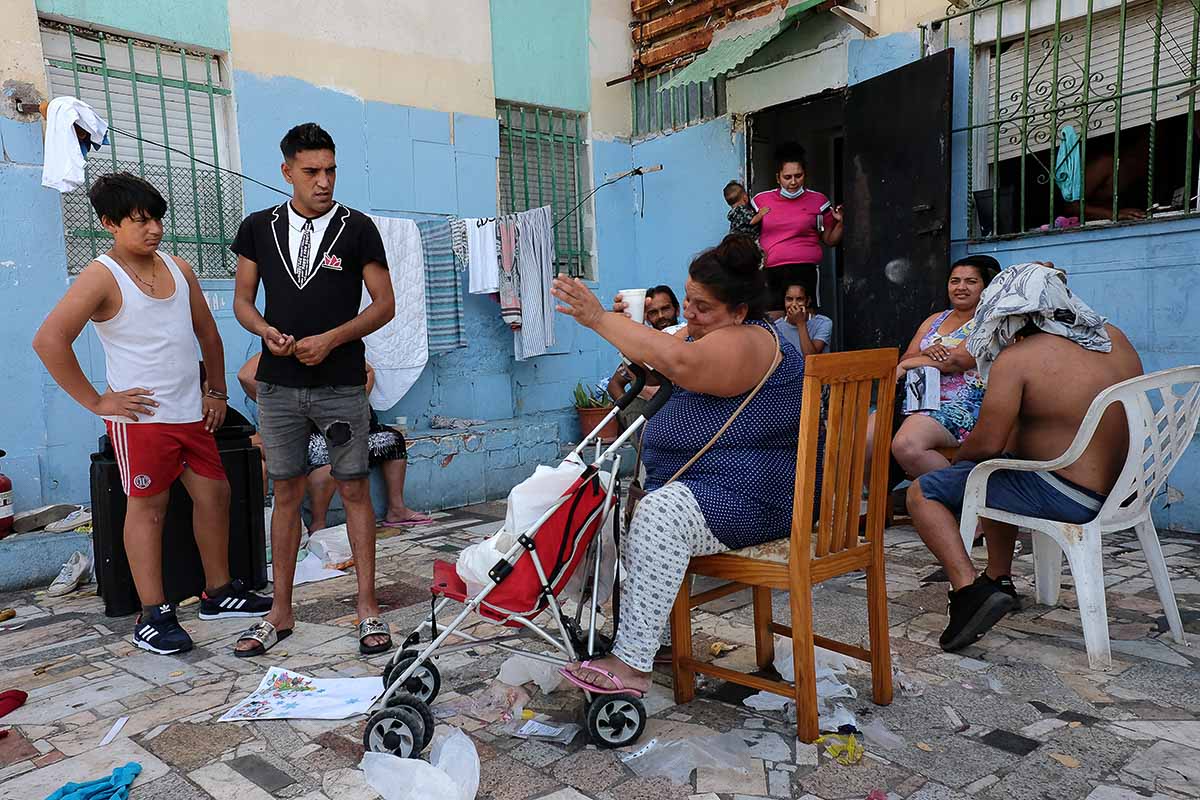 Juana y su familia a las puertas de su vivienda en la barriada Martínez Montañés del Polígono Sur. FOTO: JOSÉ LUIS TIRADO (joseluistirado.es)