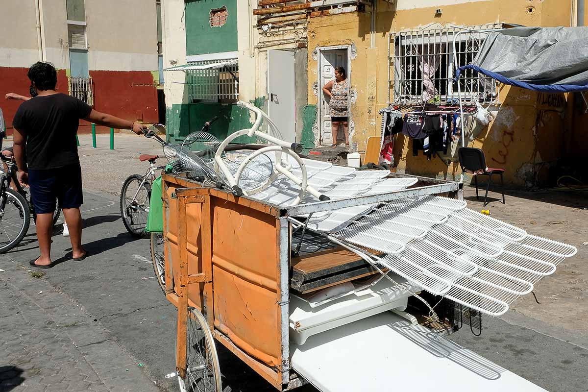 Un chatarrero en Las Tres Mil, en el Polígono Sur, uno de los barrios más pobres de España está en Sevilla, en una imagen de archivo.