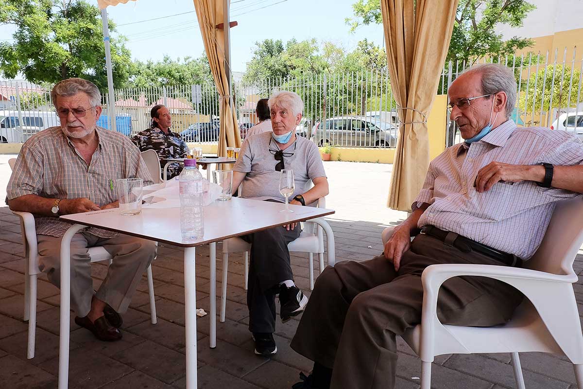 Emilio, Rafael y Pepe en la asociación de vecinos en Polígono Sur, Sevilla. FOTO: JOSÉ LUIS TIRADO