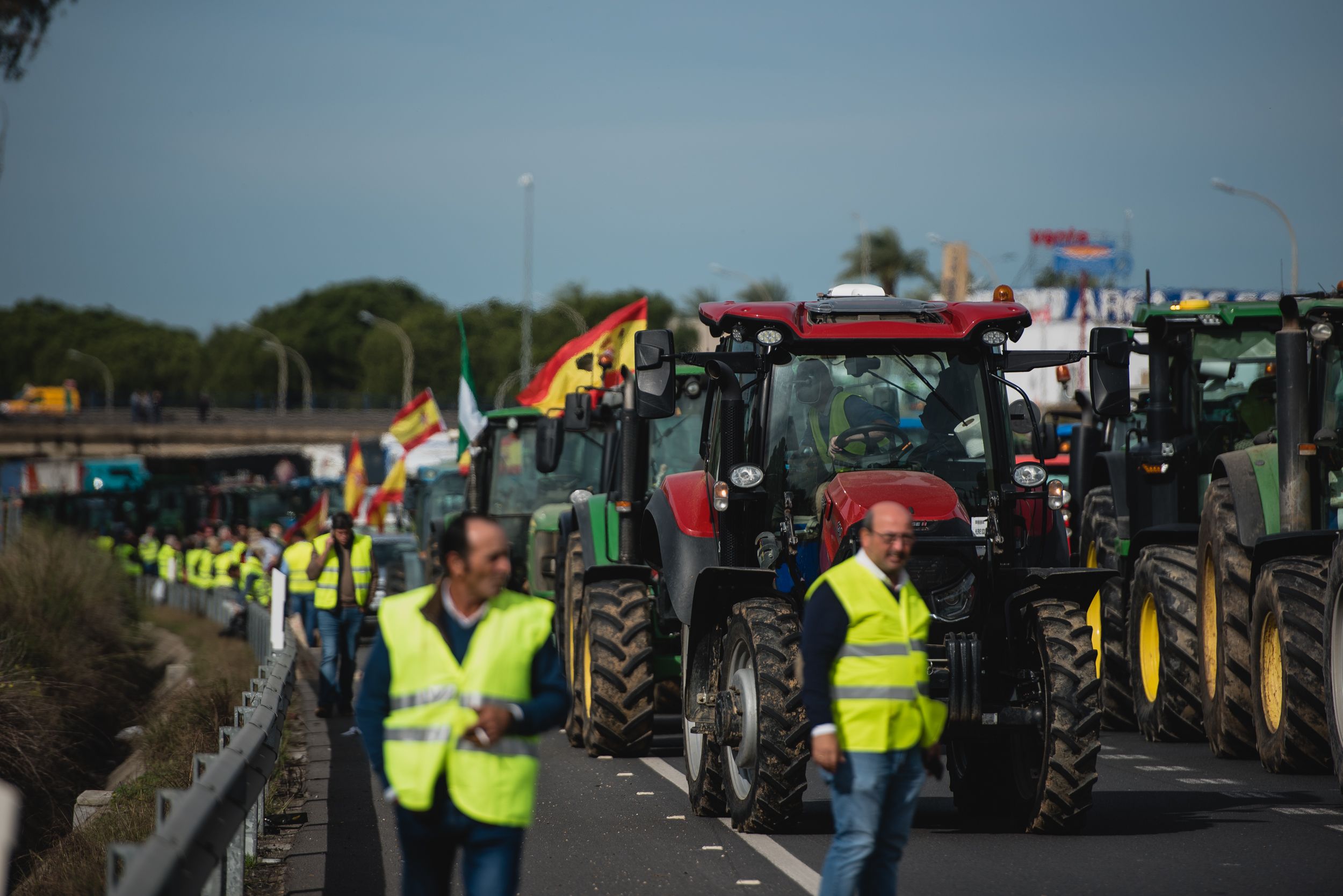 Las protestas de los agricultores que han cerrado Sevilla este 14 de febrero, en imágenes.