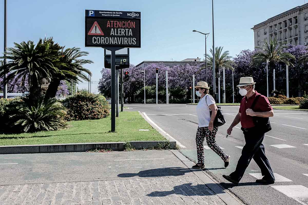 Dos personas, paseando por Sevilla. FOTO: JOSÉ LUIS TIRADO